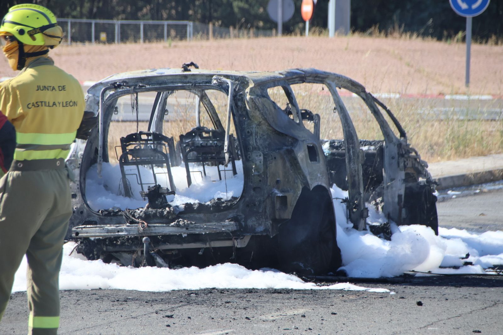 Calcinado un vehículo junto a la carretera de Zamora