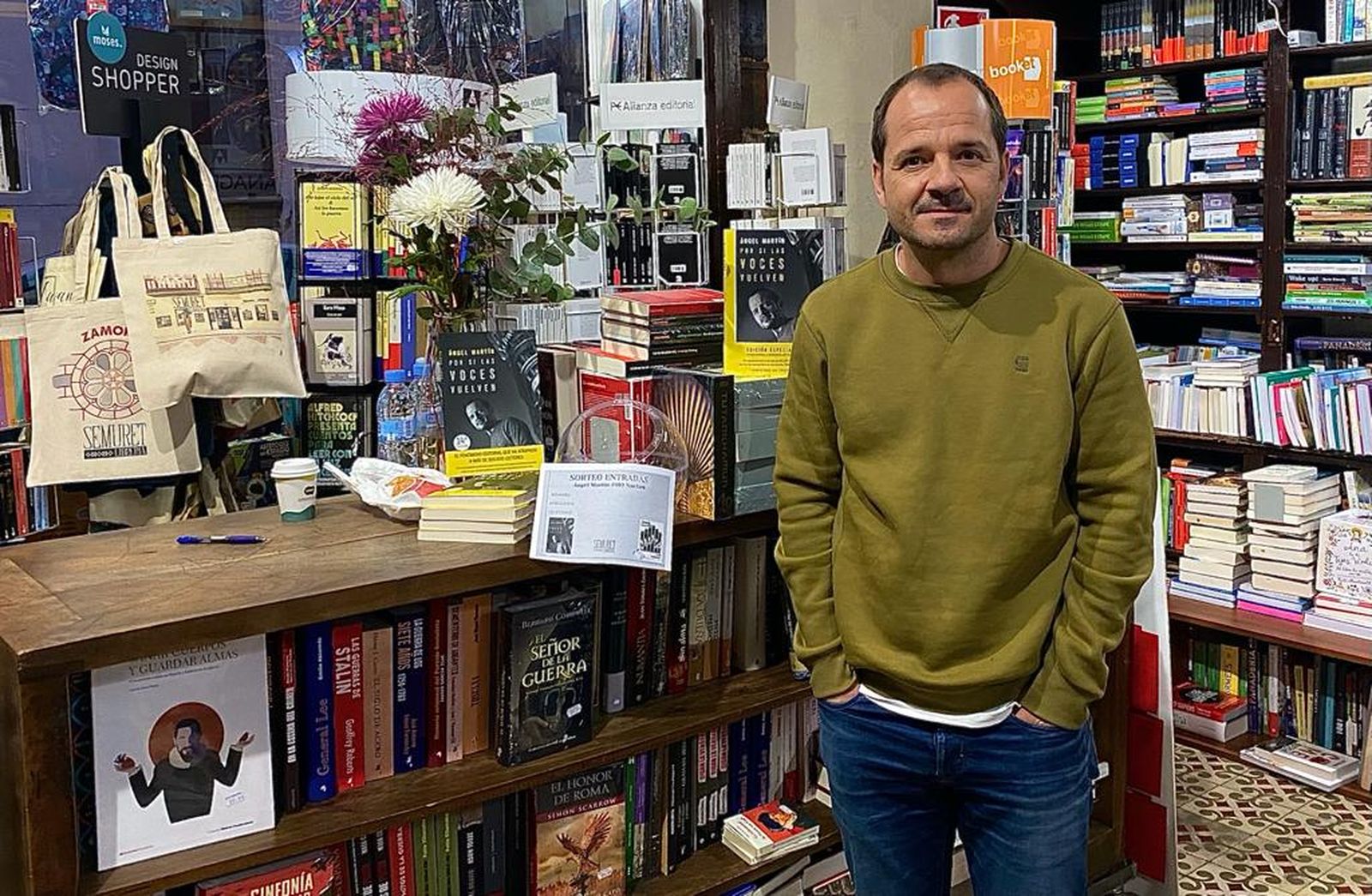 Ángel Martín posa junto a su libro en la librería Semuret de la capital
