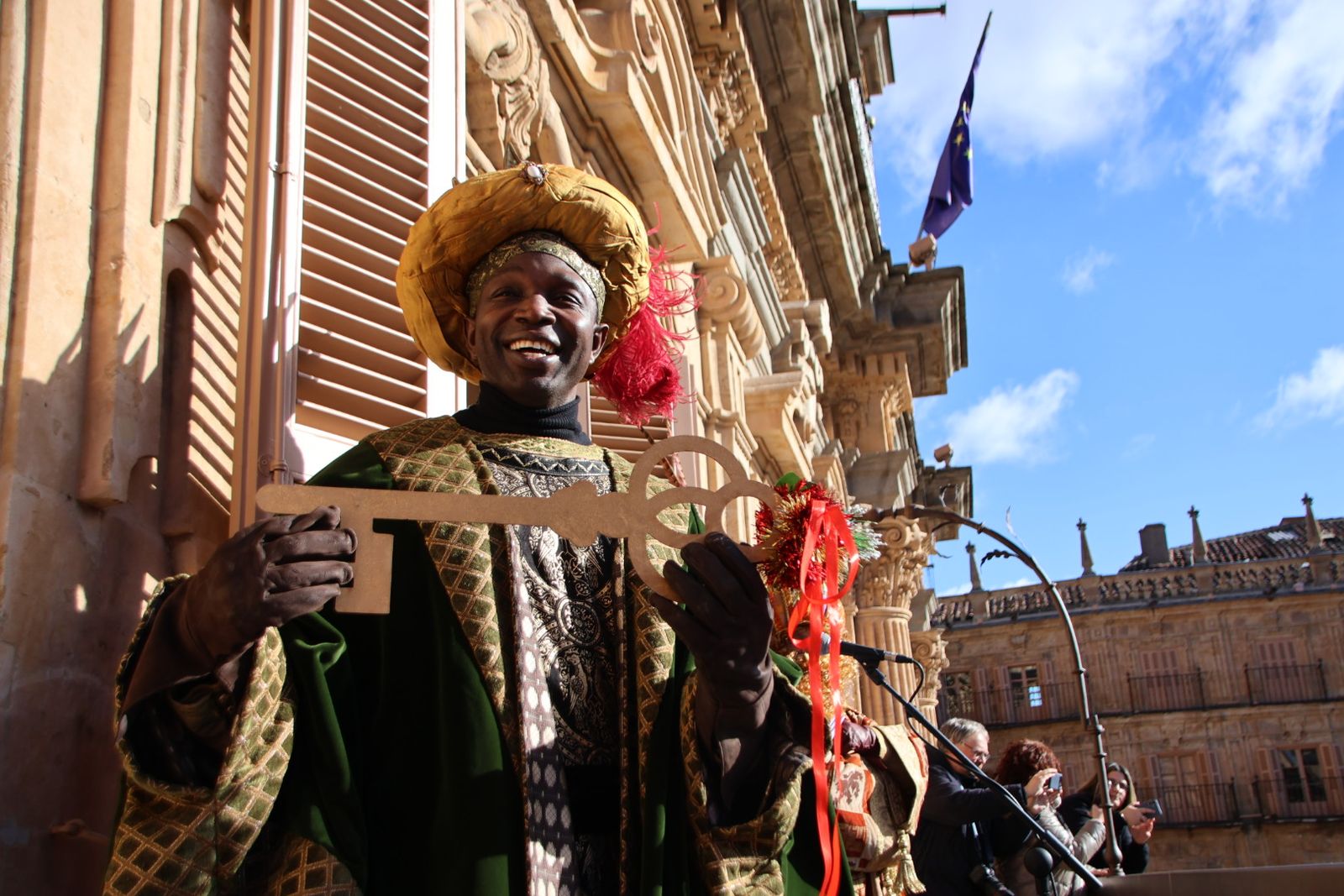 El alcalde de Salamanca, Carlos García Carbayo, recibe a sus Majestades los Reyes Magos y Concierto de Chloe DelaRosa en la Plaza Mayor