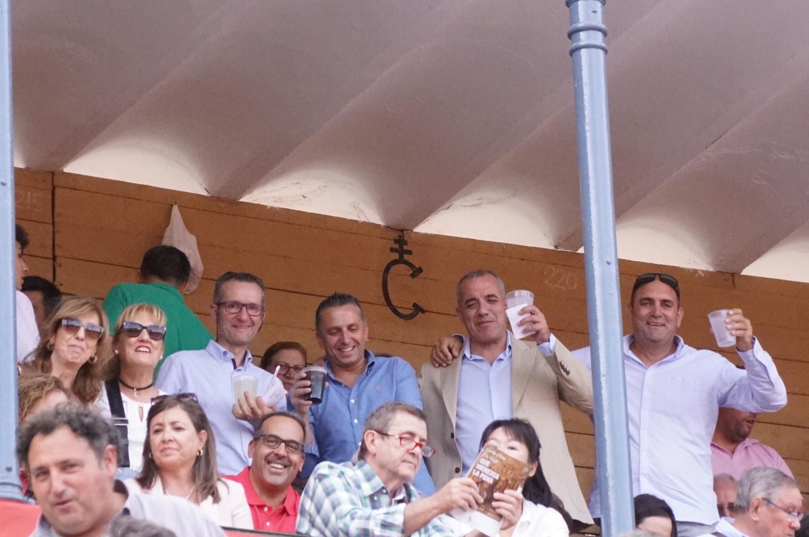 Expectación por ver los caballos de rejoneo en La Glorieta: imágenes del ambiente en los tendidos y en el patio de cuadrillas