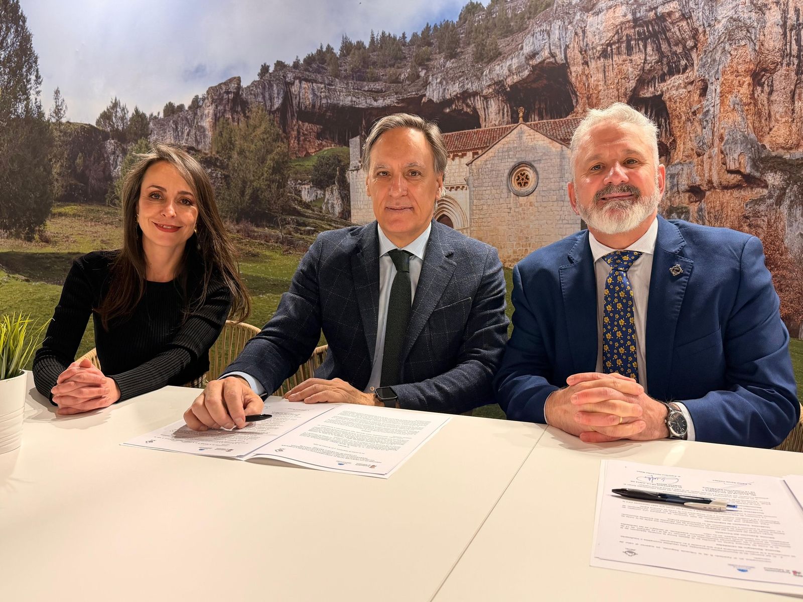 Firma convenio Ayuntamiento y Junta de Semana Santa en FITUR