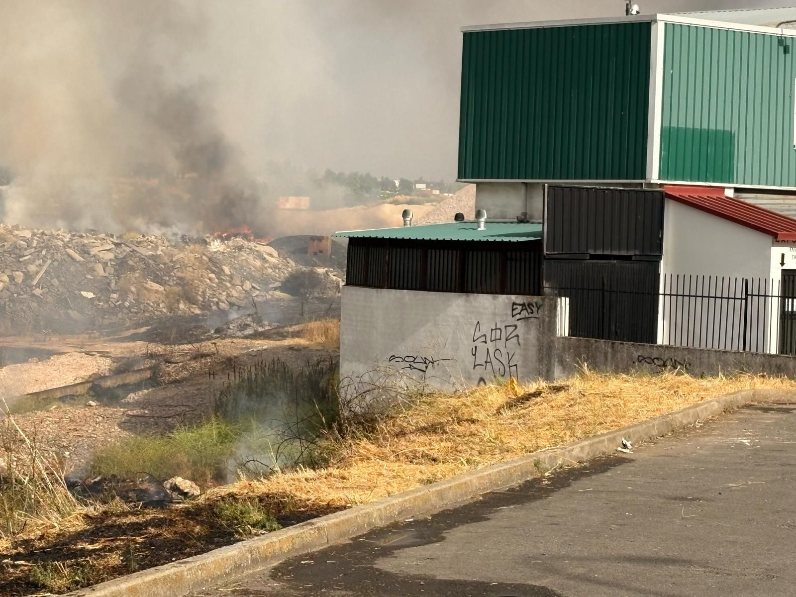 Los bomberos sofocan un gran incendio en el Polígono Industrial de Los Montalvos