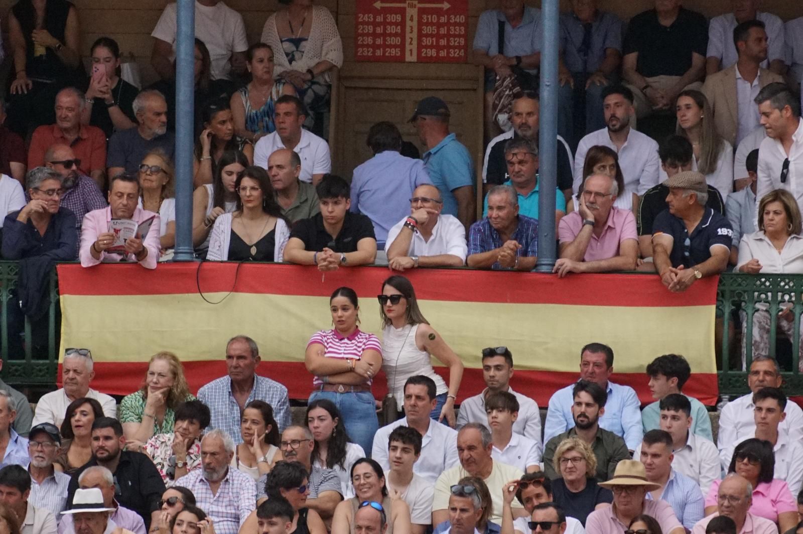 Gran ambiente en La Glorieta para la tarde de toros de Morante de la Puebla, Ismael Martín y Marco Pérez