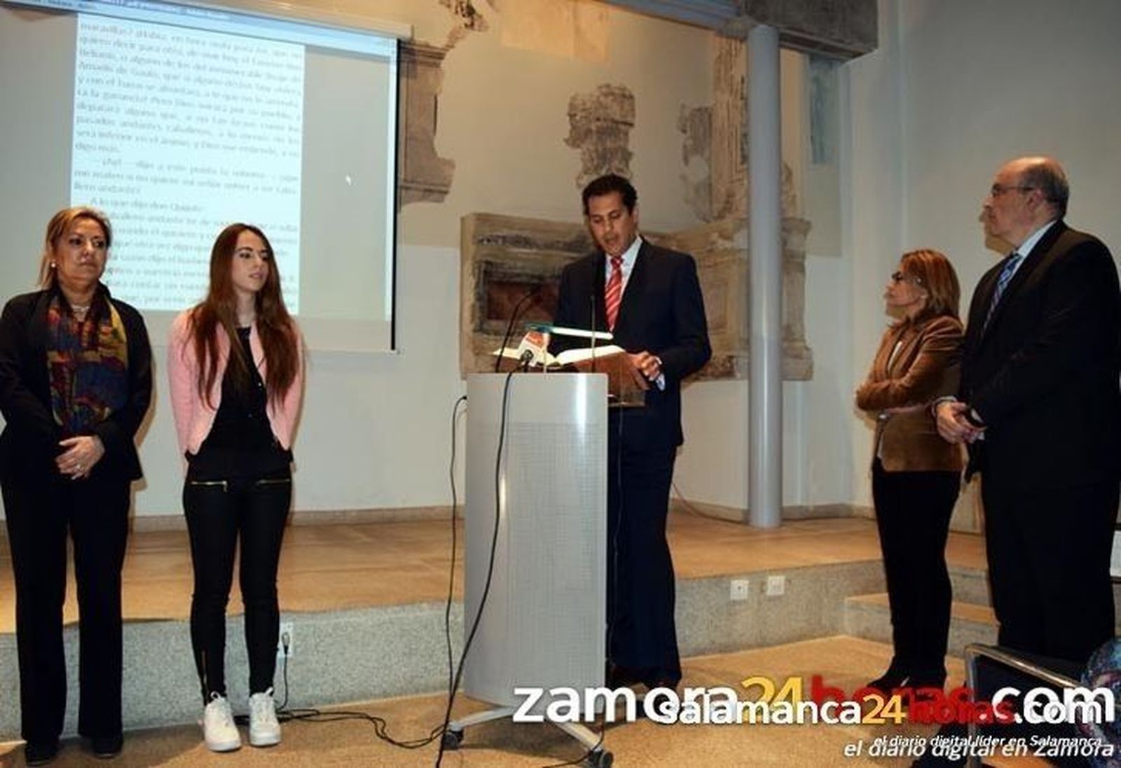 Las frases del Quijote resuenan durante toda la jornada en la Biblioteca Pública