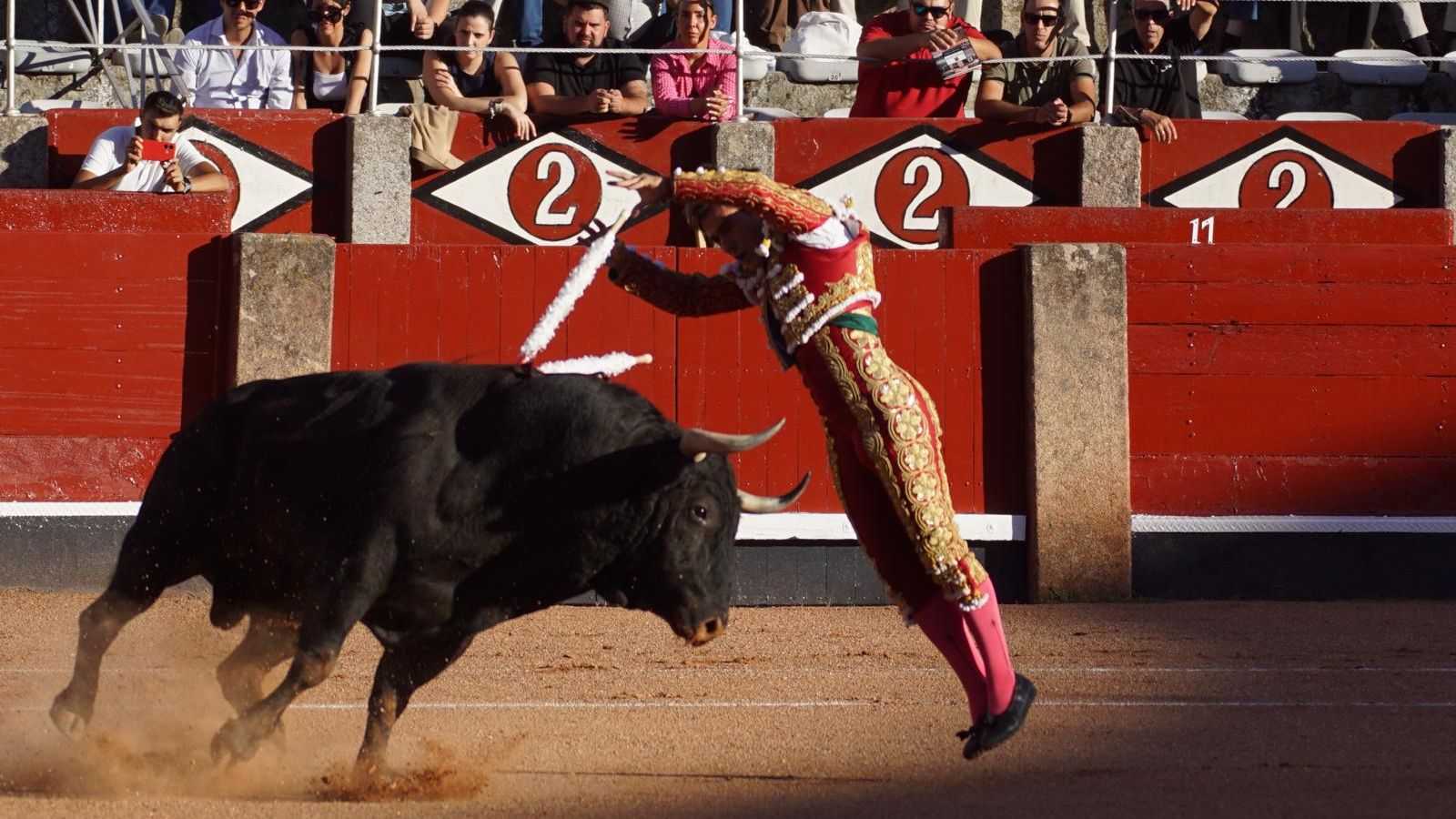Ismael Martín poniendo un par de banderillas 