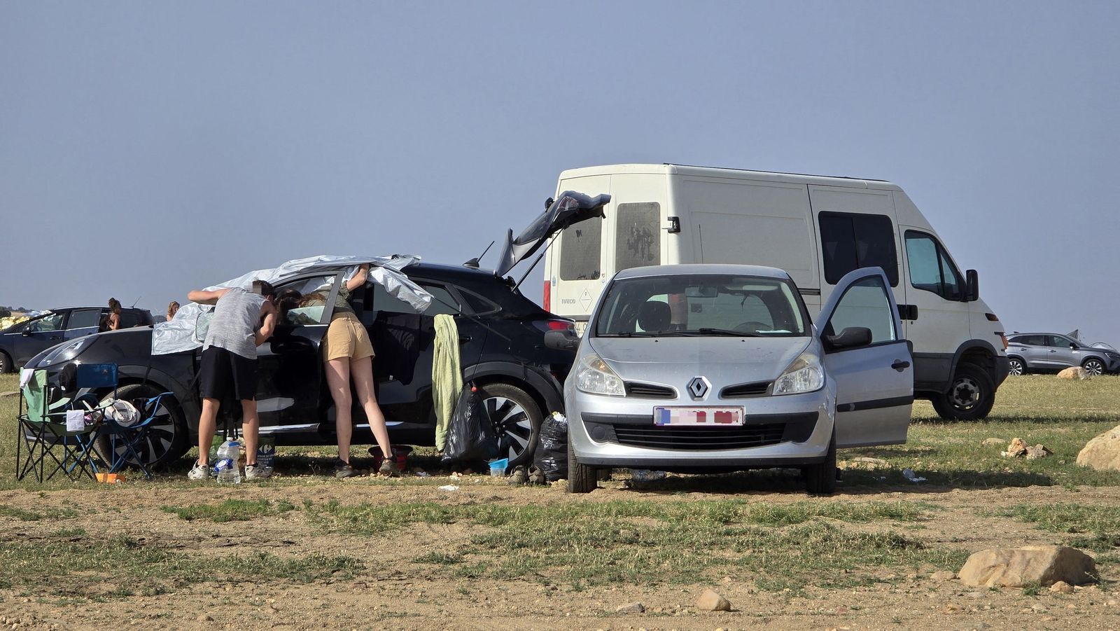 Sigue la rave con cientos de campistas en el entorno del pantano de Santa Teresa