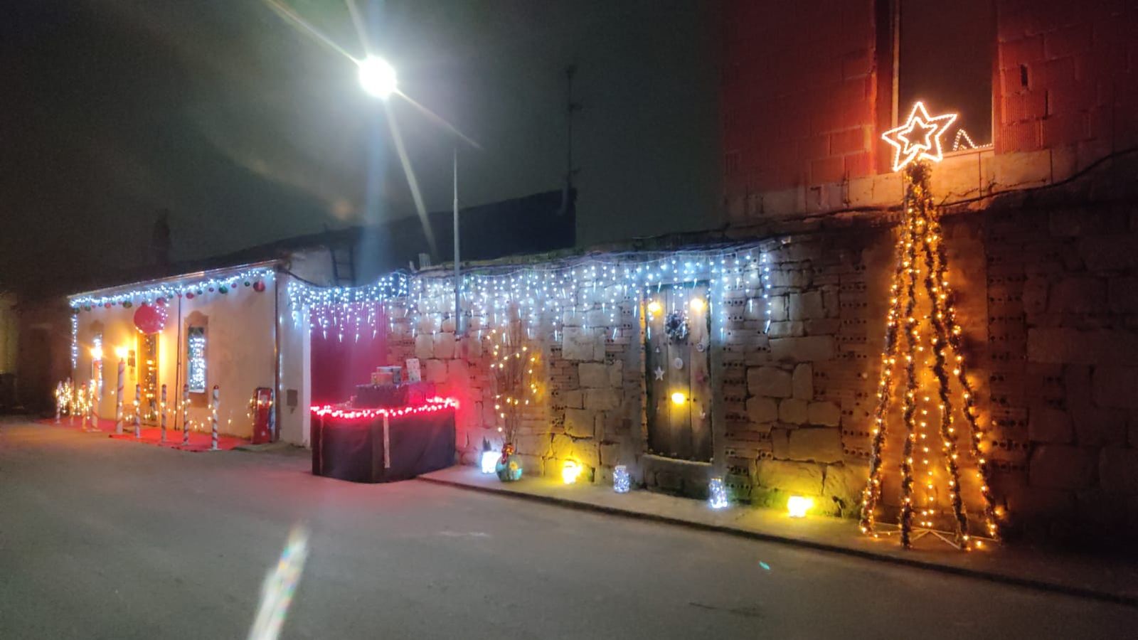 m-j-d-g-decoracion-navidena-situada-en-una-vivienda-de-aldearrubia-1