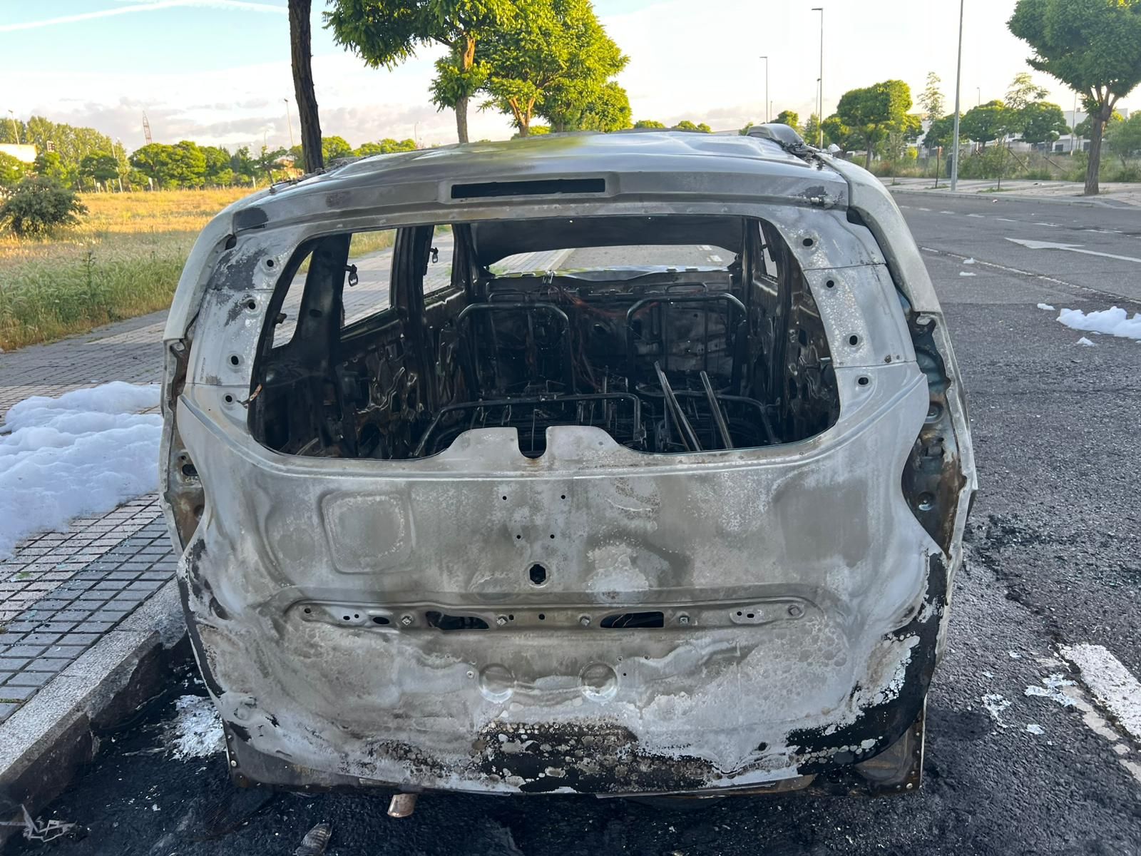 Un coche arde de madrugada en Puente Ladrillo y queda totalmente calcinado