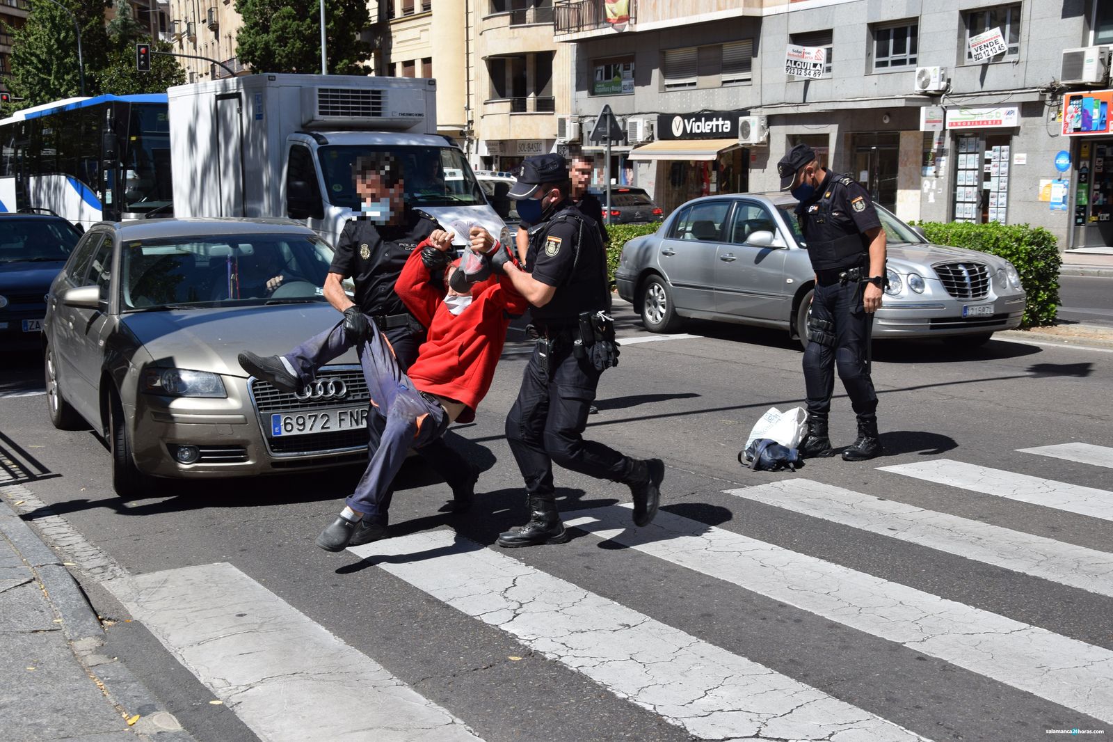 Hombre tumbado sobre la calzada (2)