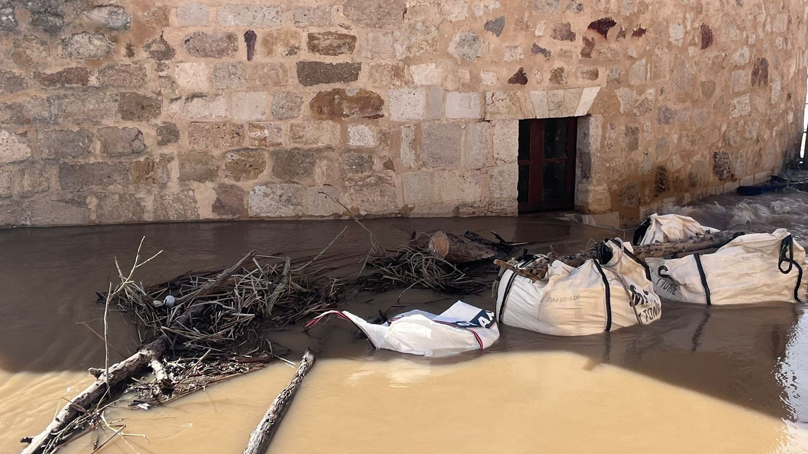 El nivel del agua llega hasta las ventanas de los edificios