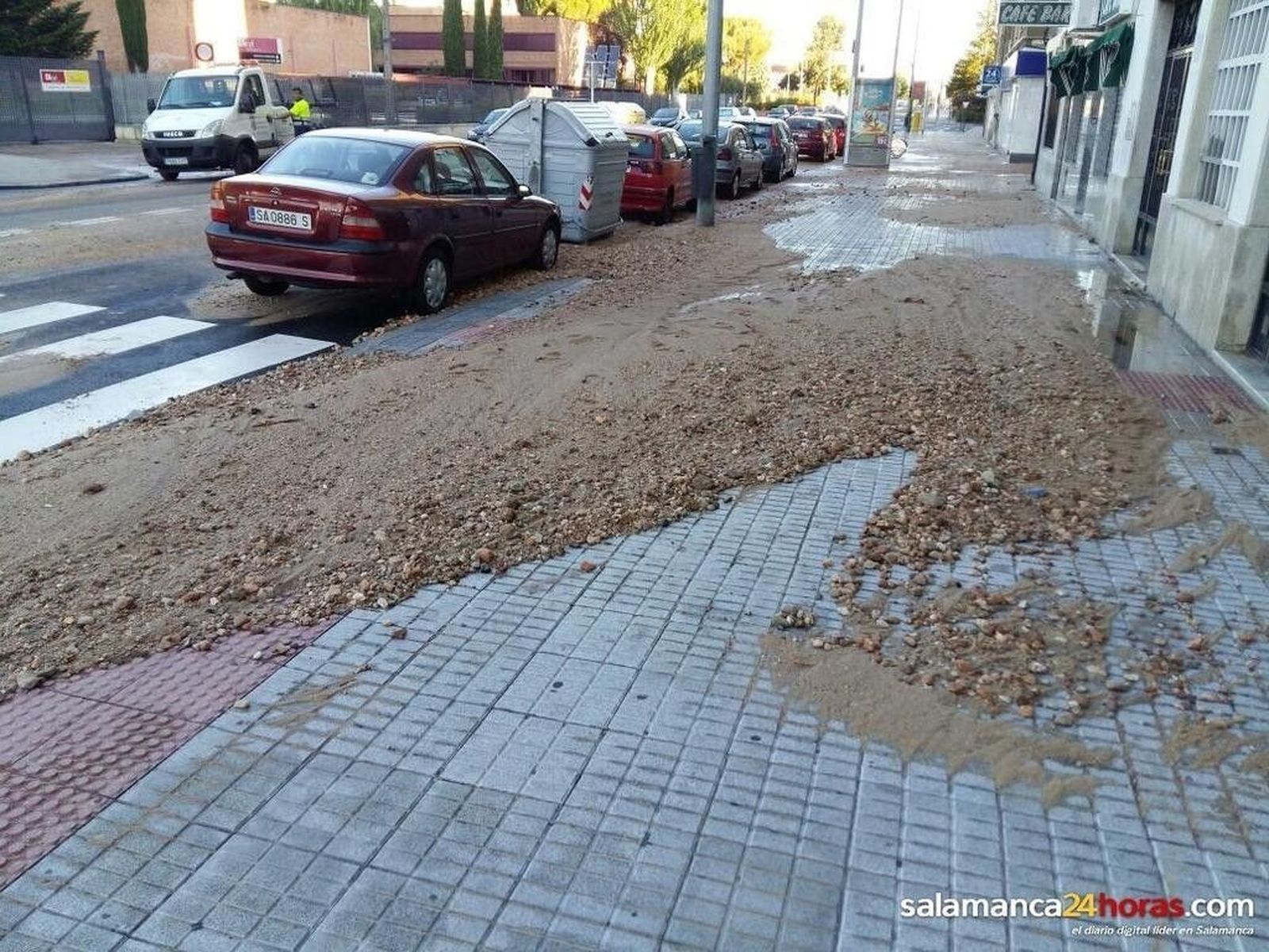 Un reventón en Hilario Goyenechea afecta a comercios y portales de la zona