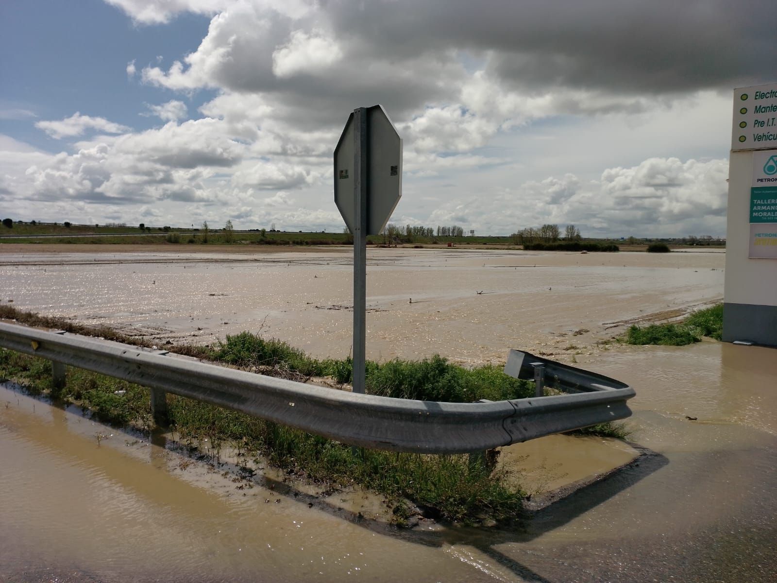 Carretera anegada de agua en Encinas de Abajo