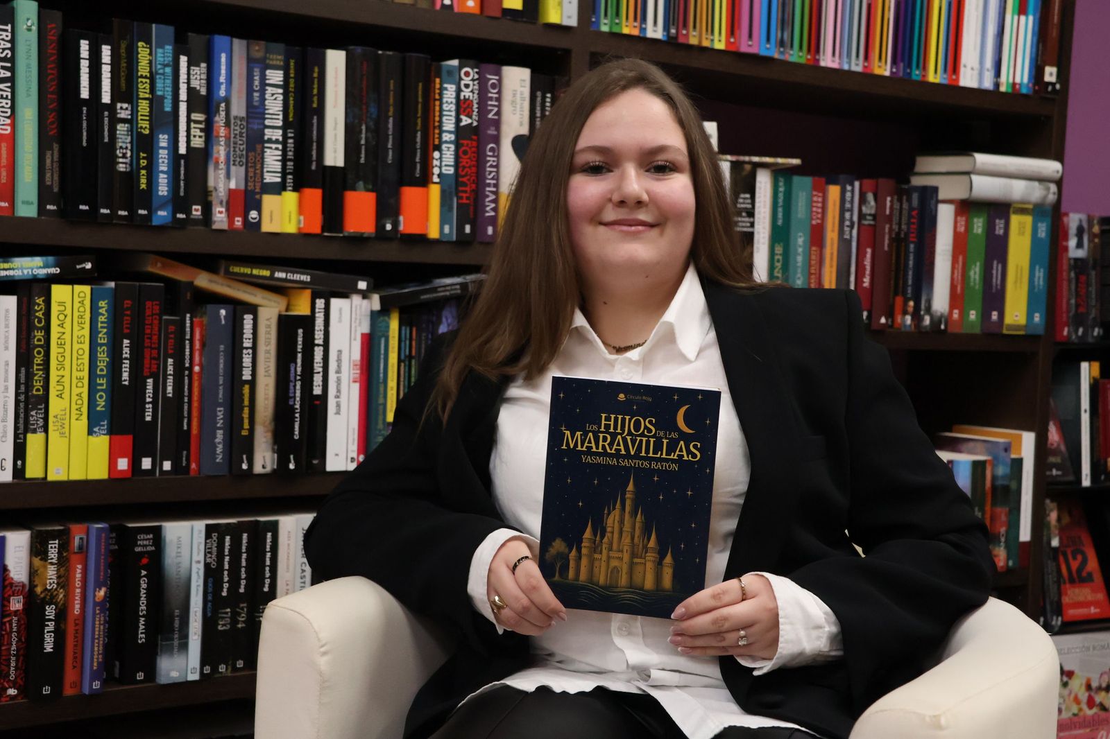 Yasmina Santos Ratón junto a su novela publicada