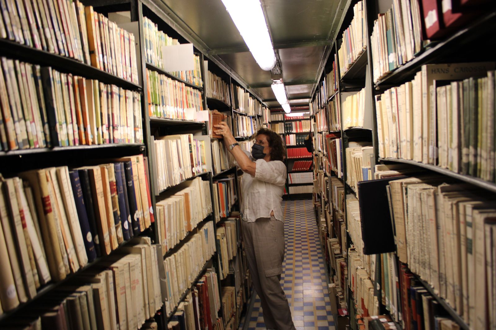 biblioteca-usal-serendipias-libros-historicos-directora-de-la-biblioteca-de-la-usal-libros-37