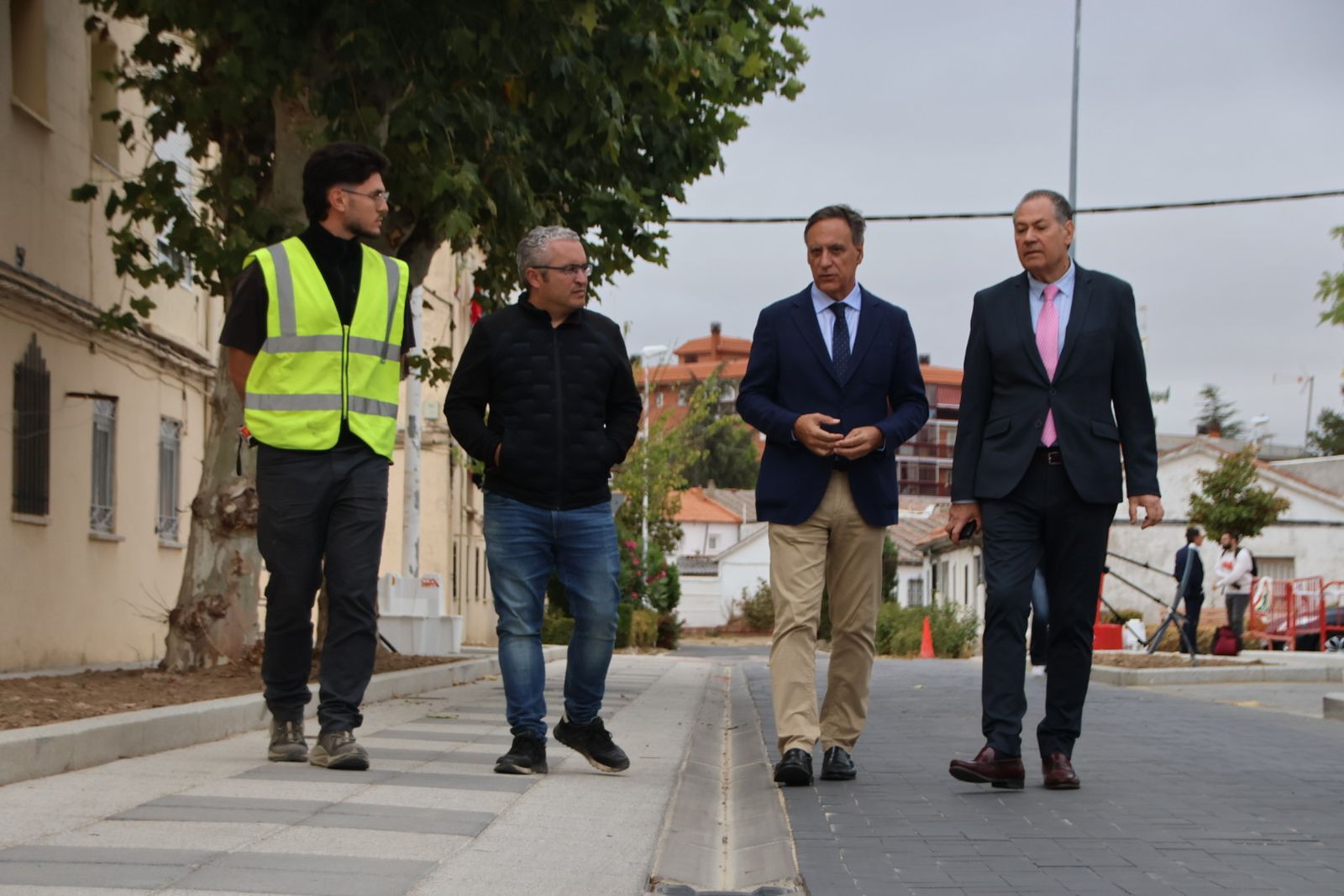 El alcalde de Salamanca, Carlos García Carbayo, visita las obras de urbanización del barrio La Vega