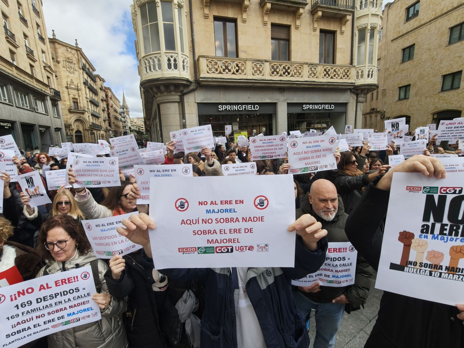 Posibles trabajadores afectados por el ERE de Majorel se manifiestan en Salamanca