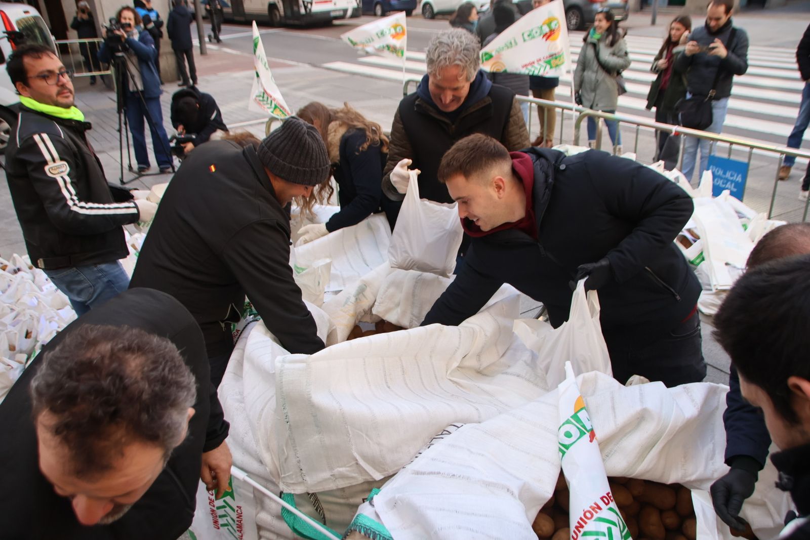 Reparto de 4.000 kg de patatas