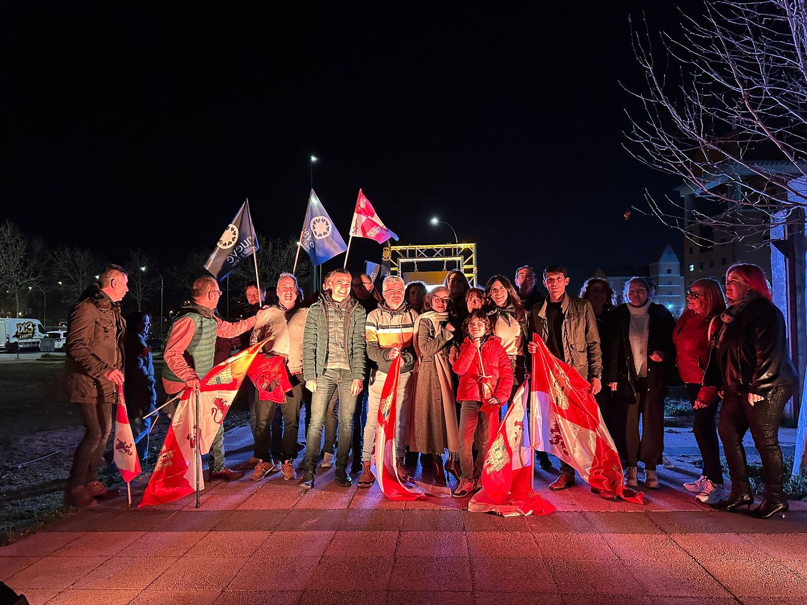 Nueve Castilla y León realiza la primera pegada de carteles electoral en su historia