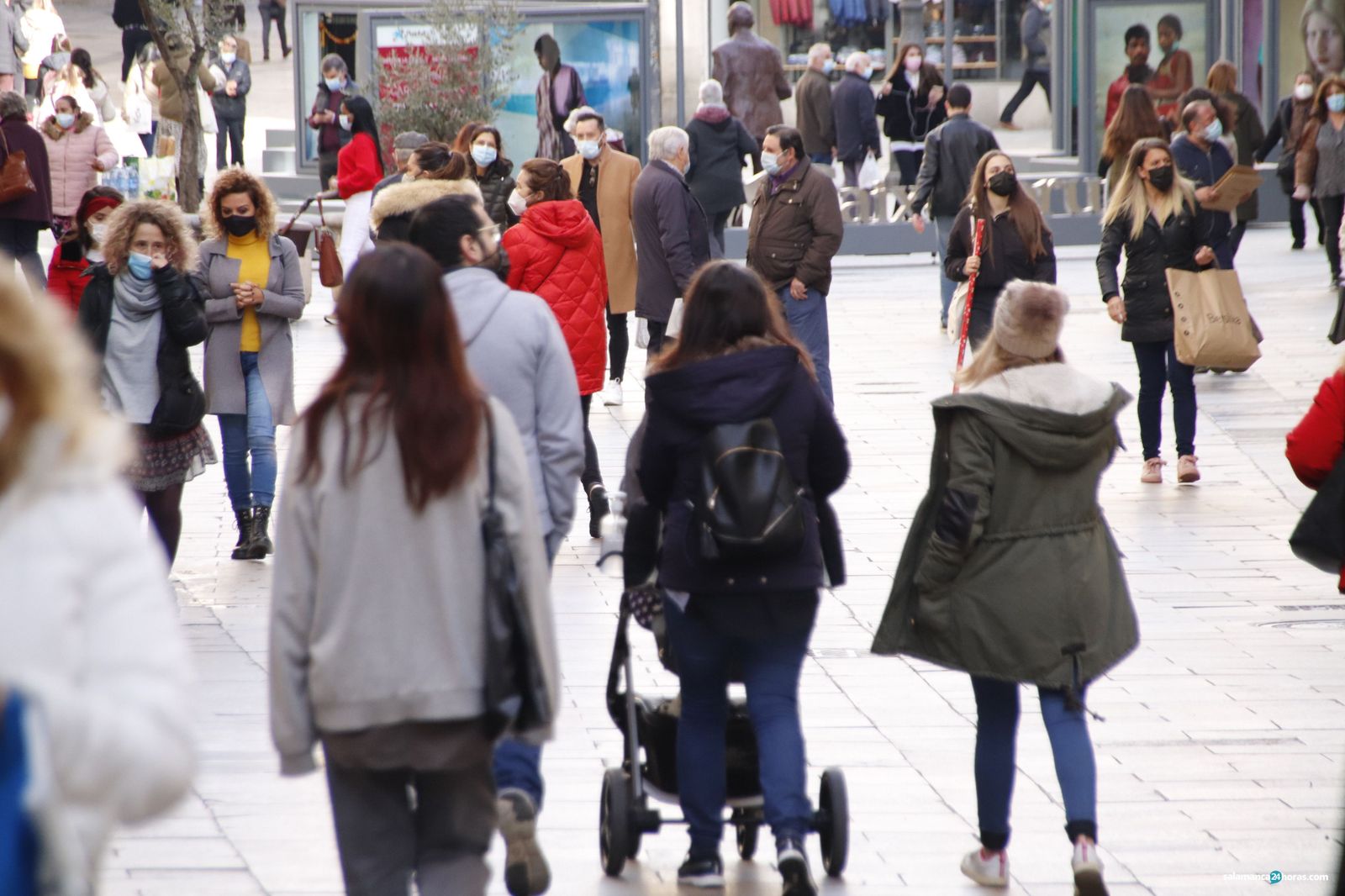Gente paseando por el centro de Salamanca