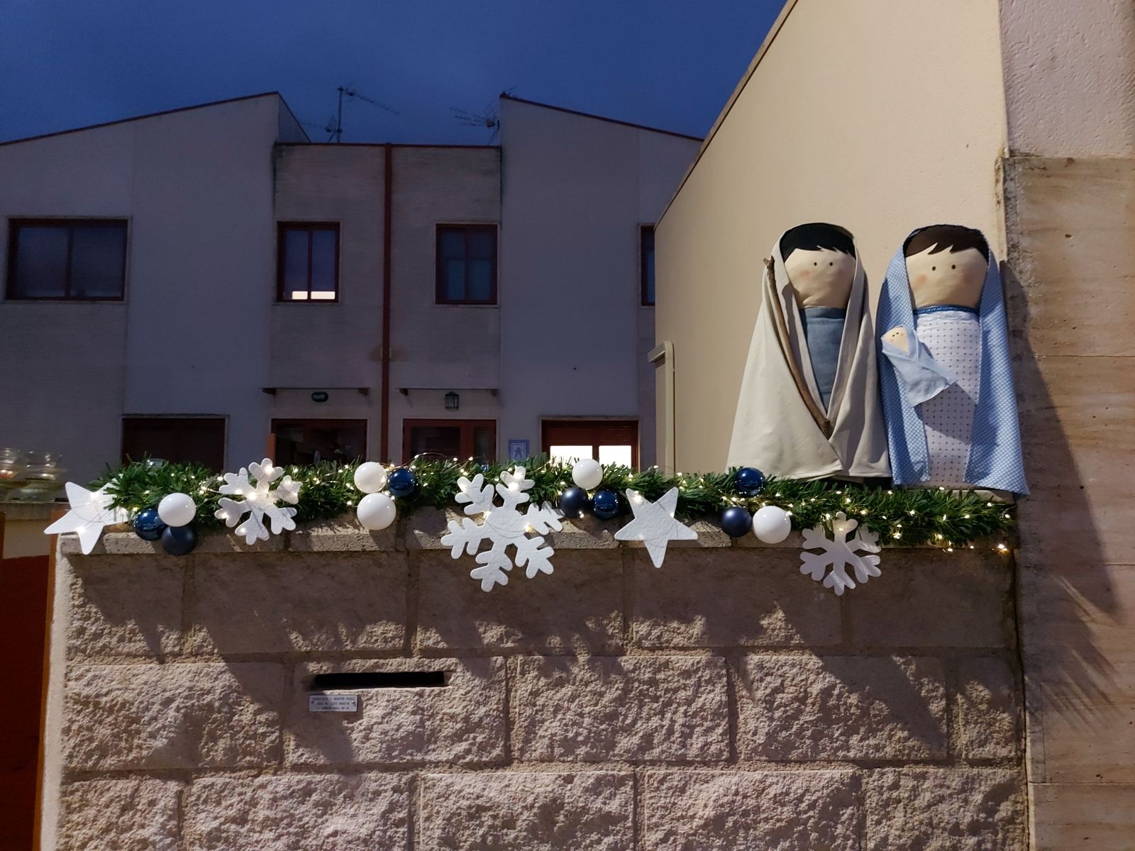 i-m-l-m-decoracion-navidena-en-una-vivienda-situada-en-la-calle-canada-real-en-doninos-de-salamanca-2