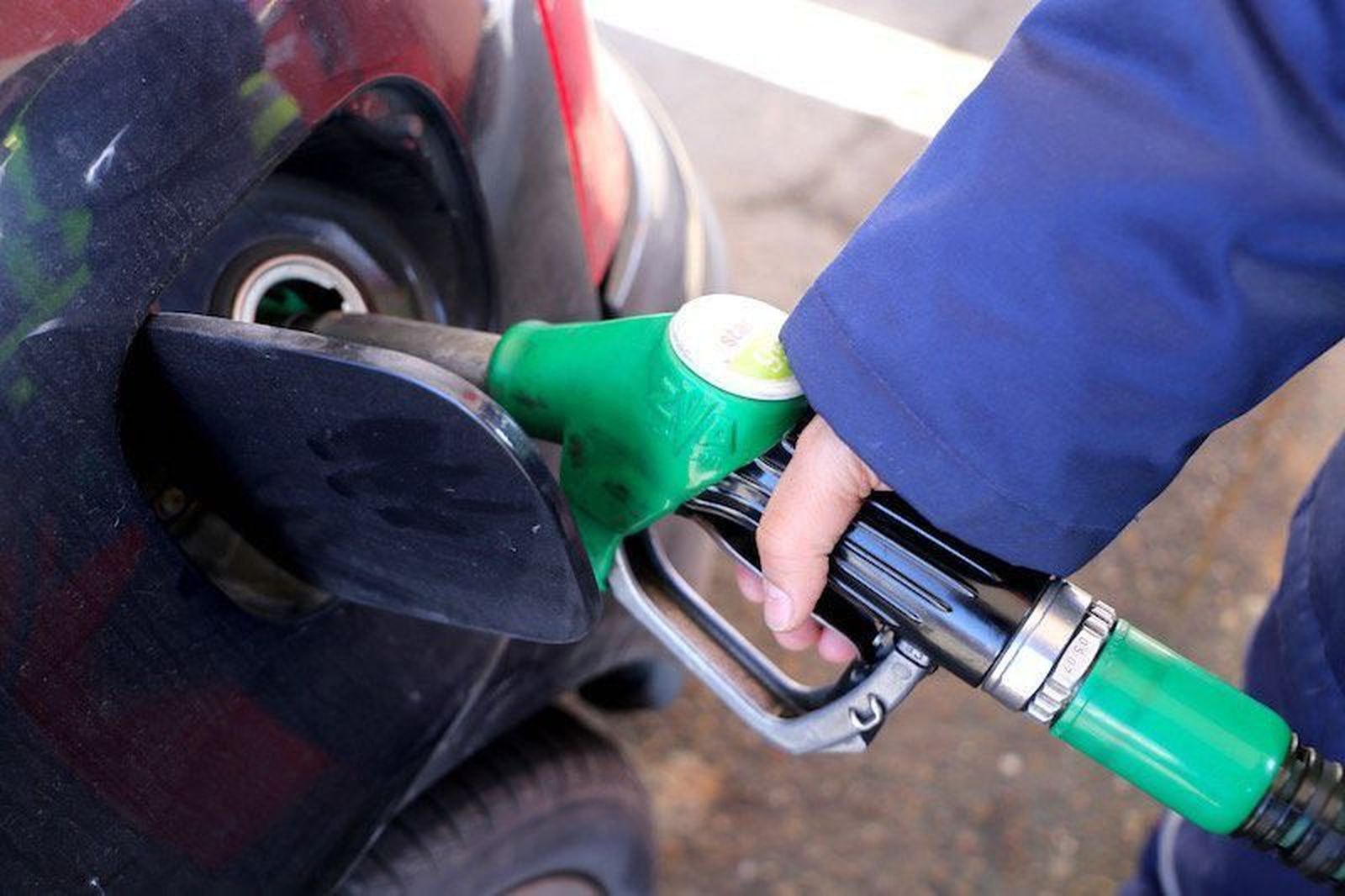 El precio de los carburantes desceinde. Foto de archivo