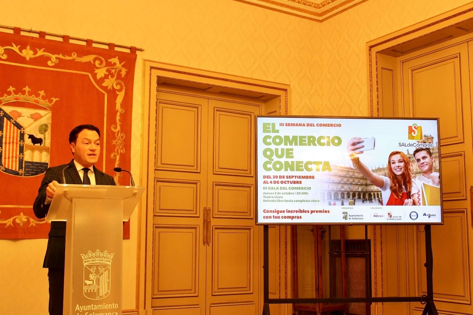 El concejal de Comercio, Pedro Martínez presentando la III Semana del Comercio