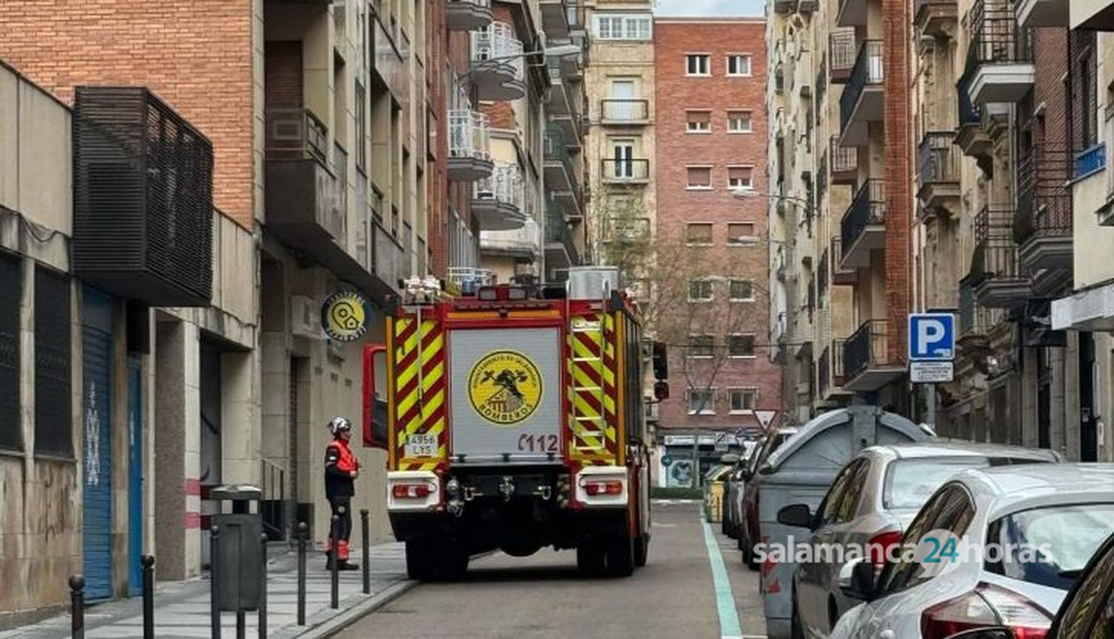 Los vecinos de la calle Pollo Martín alertan a los bomberos por la salida de humo abundante de una chimenea. Foto Belén Hurtado