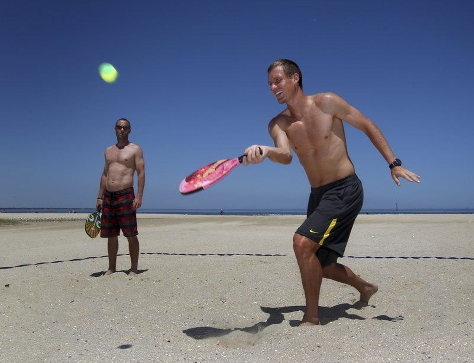 Jugar a las palas en la playa. Foto EP