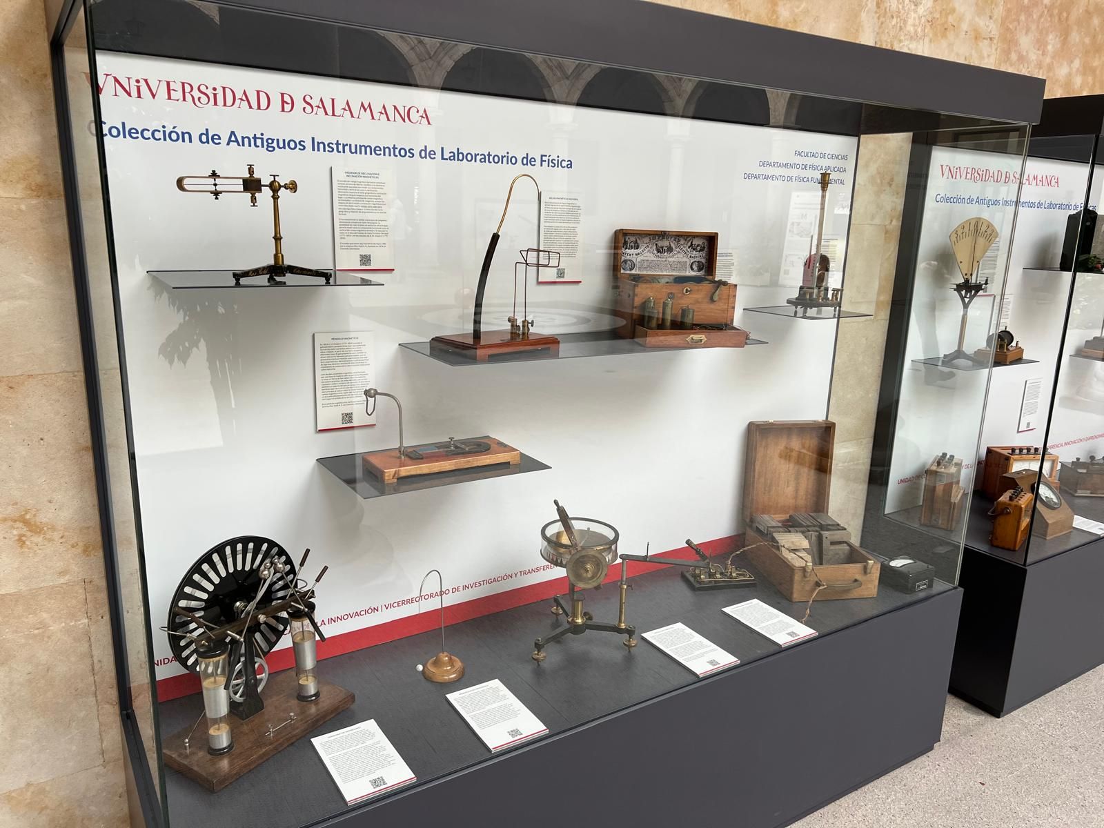 Colección del Laboratorio de Física en el Claustro del Edificio Trilingüe de la Facultad de Ciencias