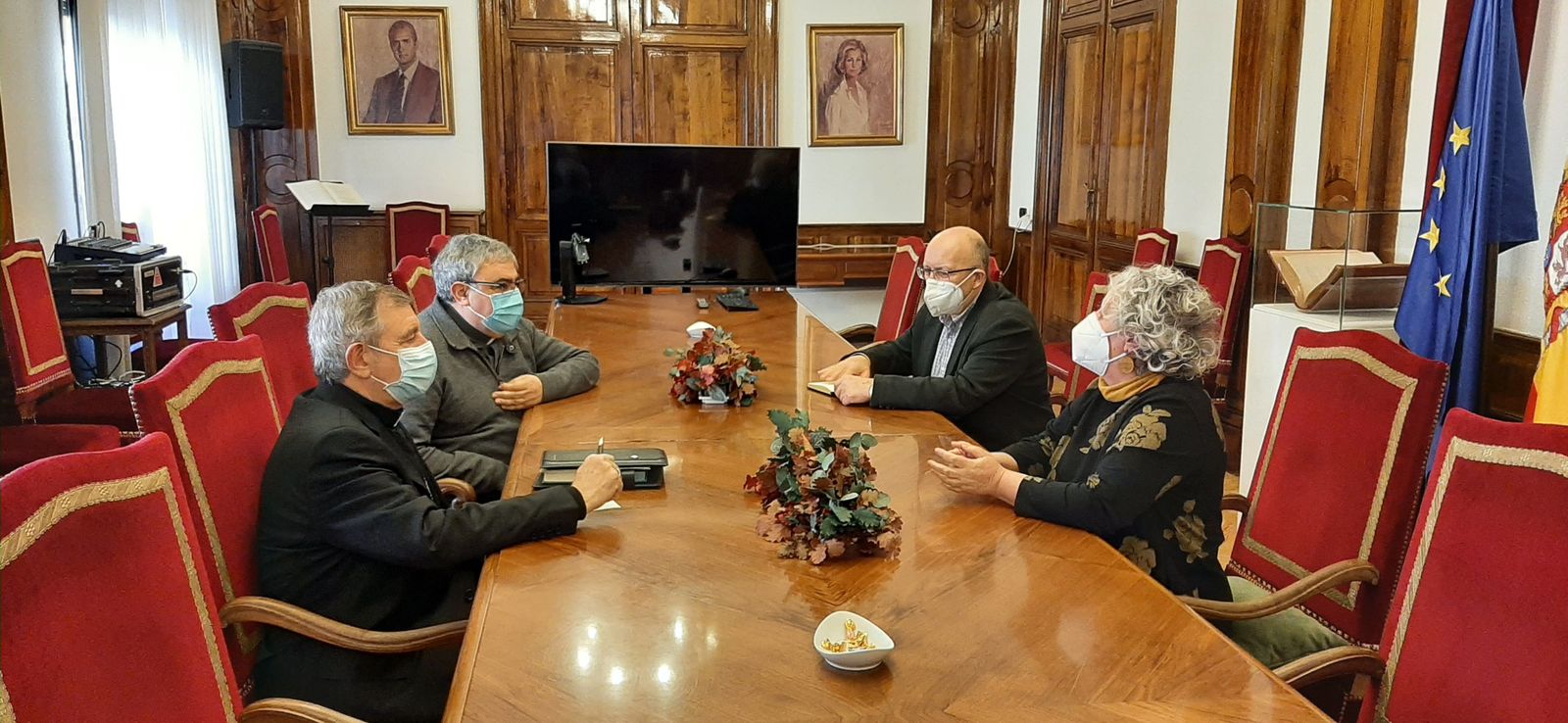 La subdelegada mantiene su primera reunión con el nuevo obispo de Salamanca y Ciudad Rodrigo.