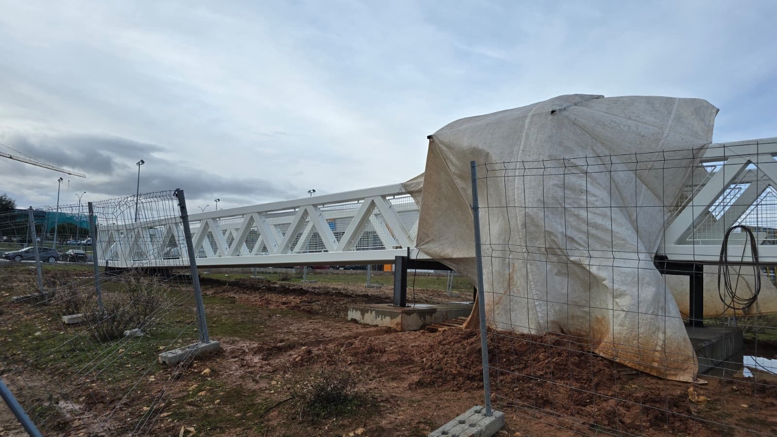 Pasarela peatonal en Carbajosa sobre la Ronda Sur (3).jpg