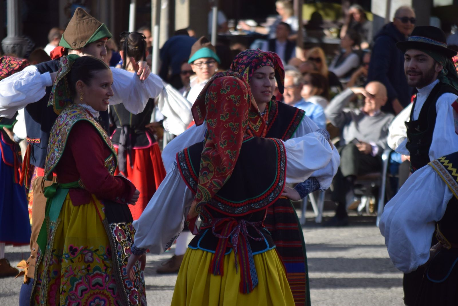 dona-urraca-celebra-en-la-plaza-mayor-el-dia-de-la-danza-2