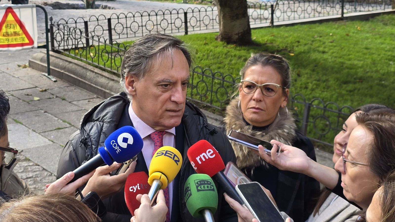 El alcalde de Salamanca, Carlos García Carbayo, visita las obras de renaturalización de plazas del casco histórico de la ciudad