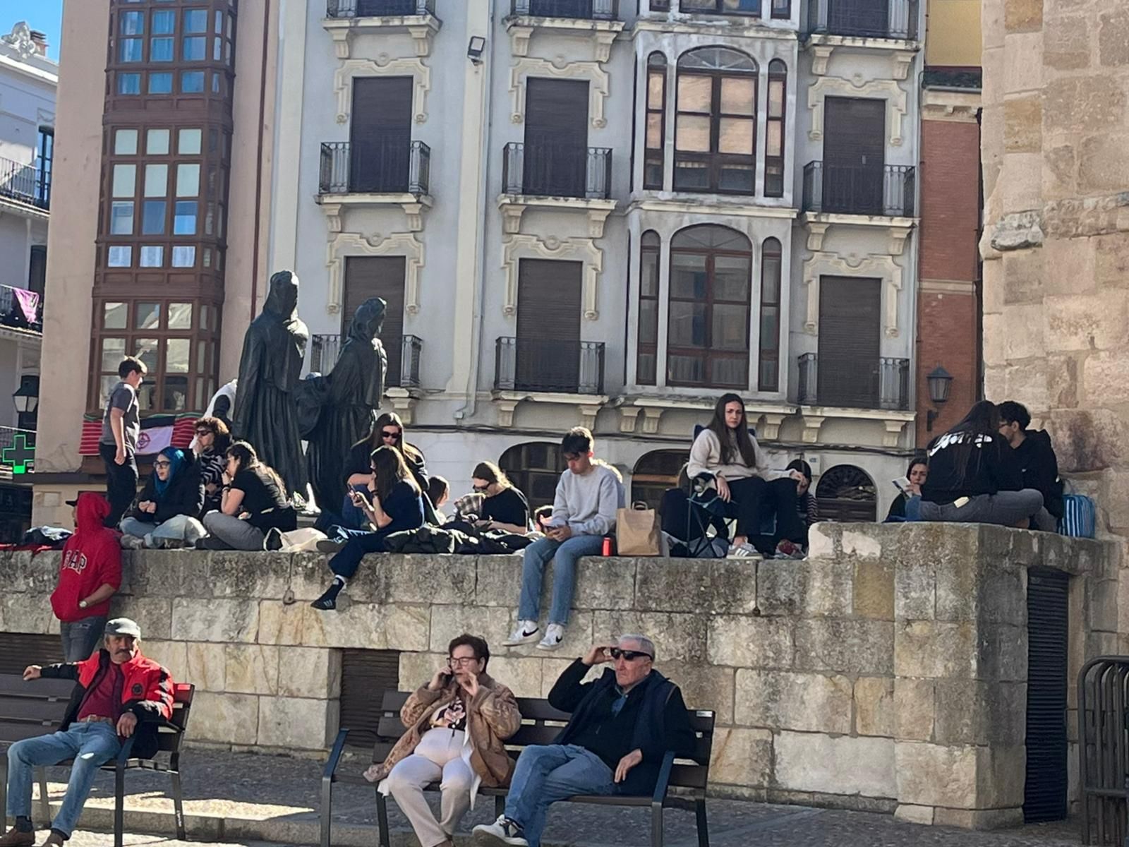 Ciudadanos esperan desde primera hora de la tarde para poder ver La muerte no es el Final