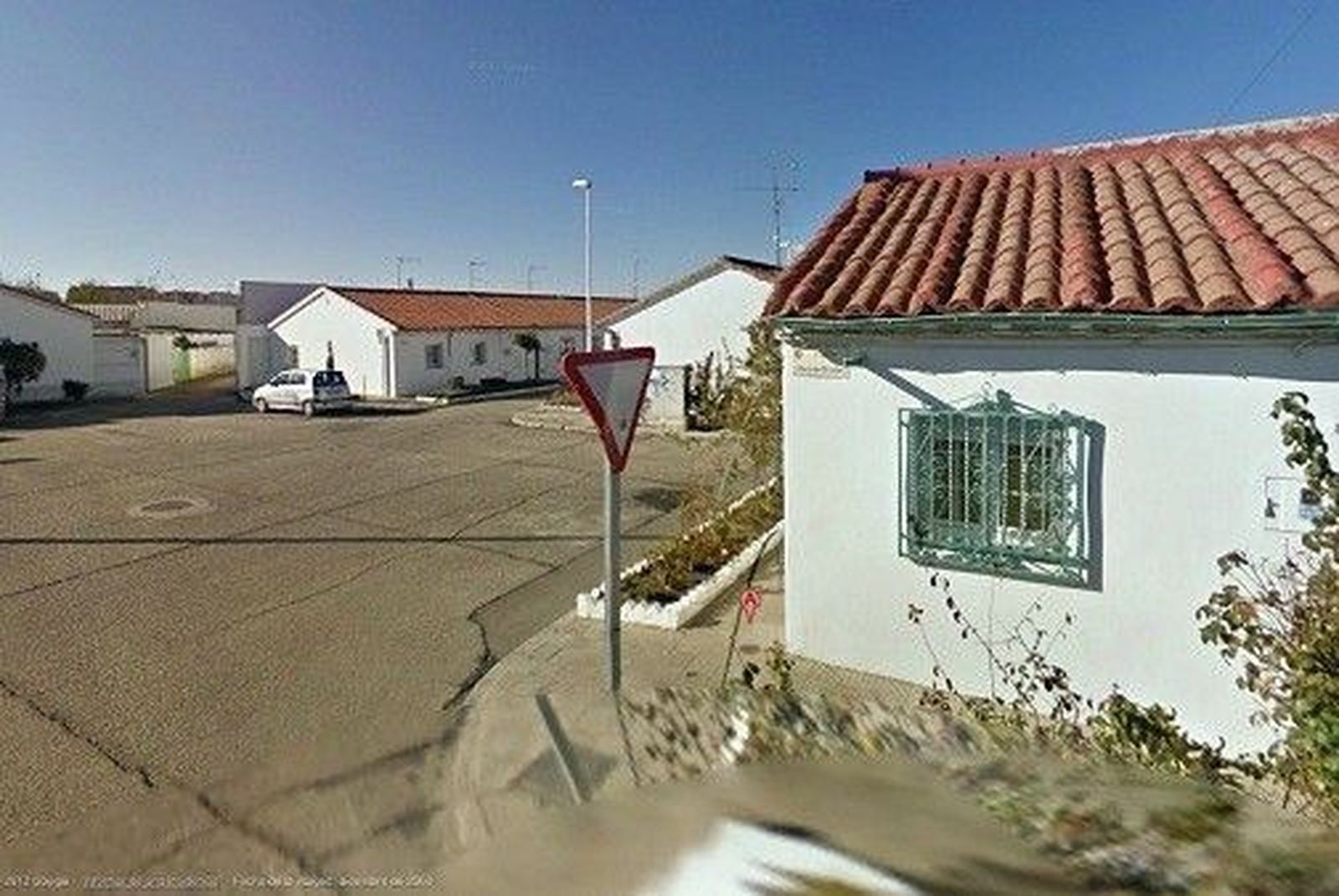 El incendio de una furgoneta levanta la alarma en el barrio de La Vega