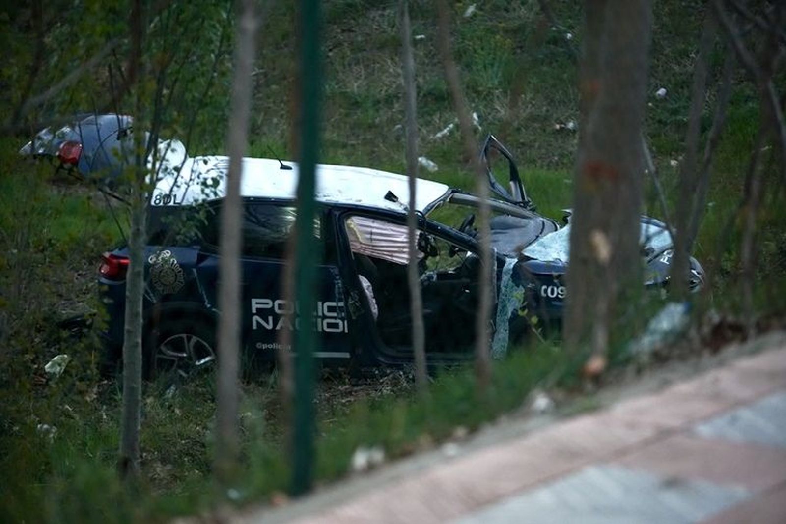 Vuelca un coche de la Policía Nacional en León y deja a un agente atrapado. Campillo. ICAL