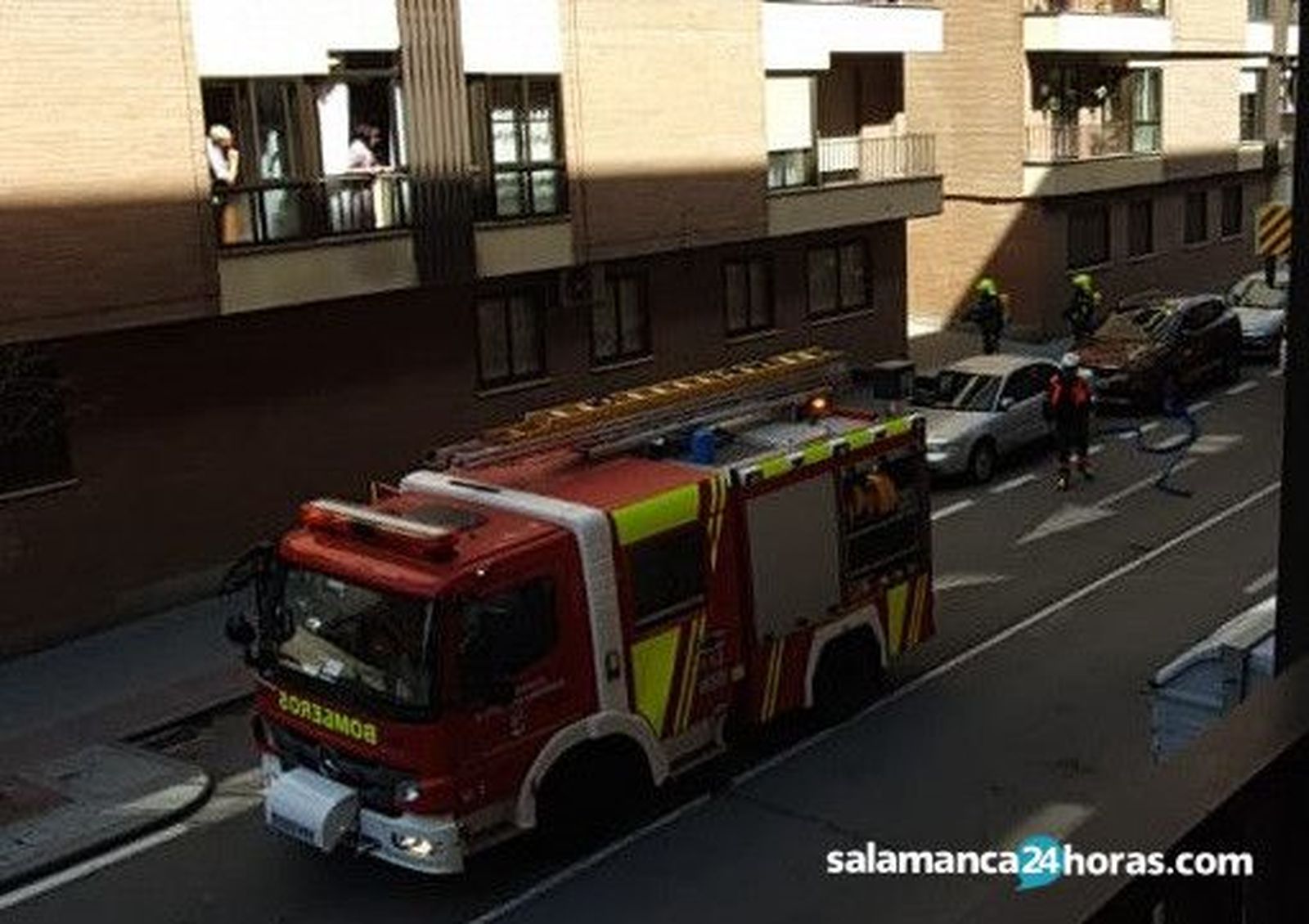 Bomberos en calle del Doctor Gómez Ulla (25 3 2020) (1)