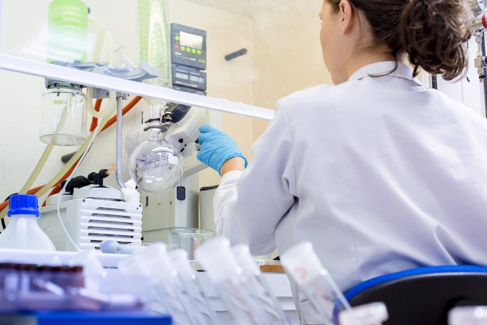 Sanitaria en un laboratoio. Archivo