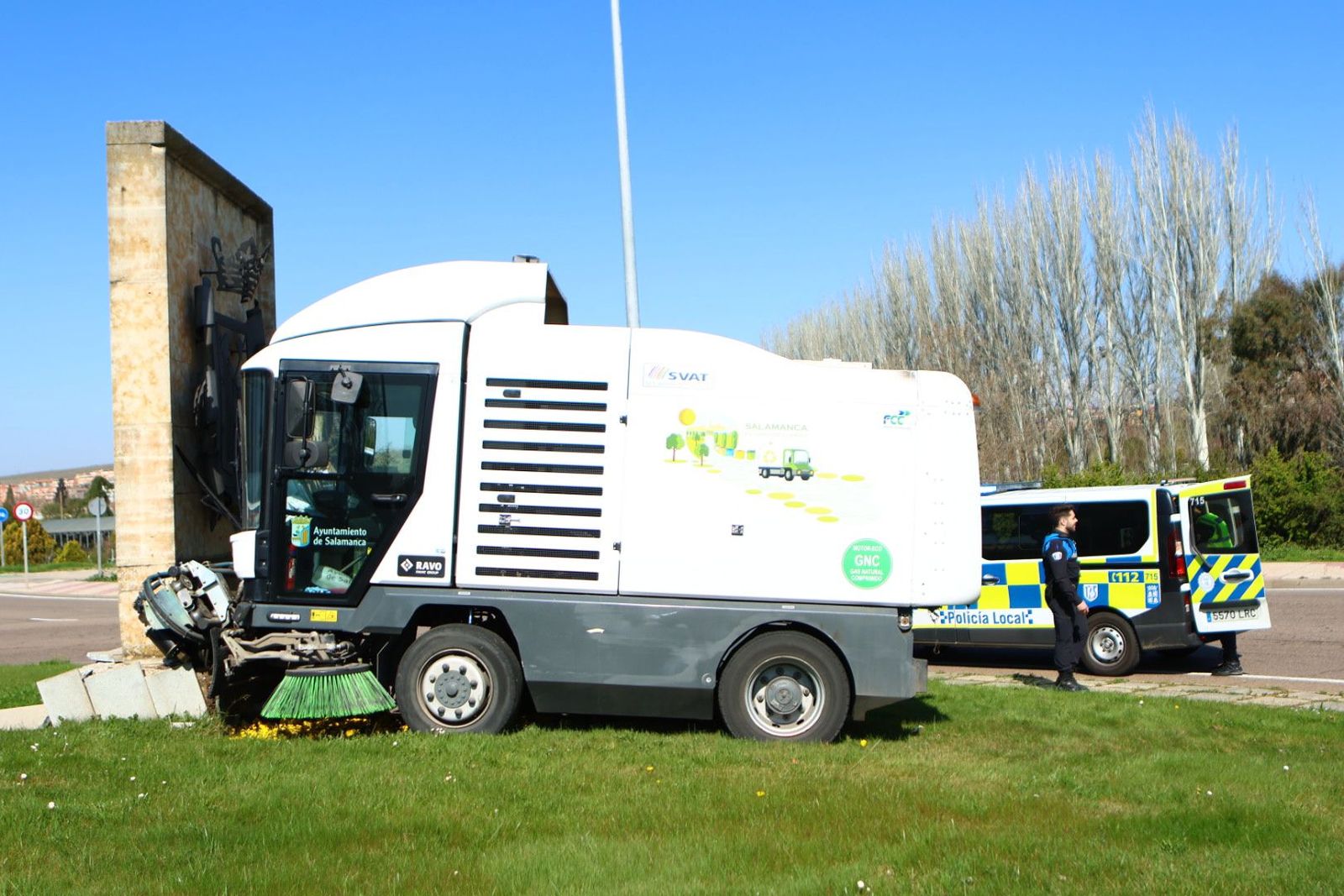 Una barredora se sale de la vía y termina chocando en la glorieta de la Charrería
