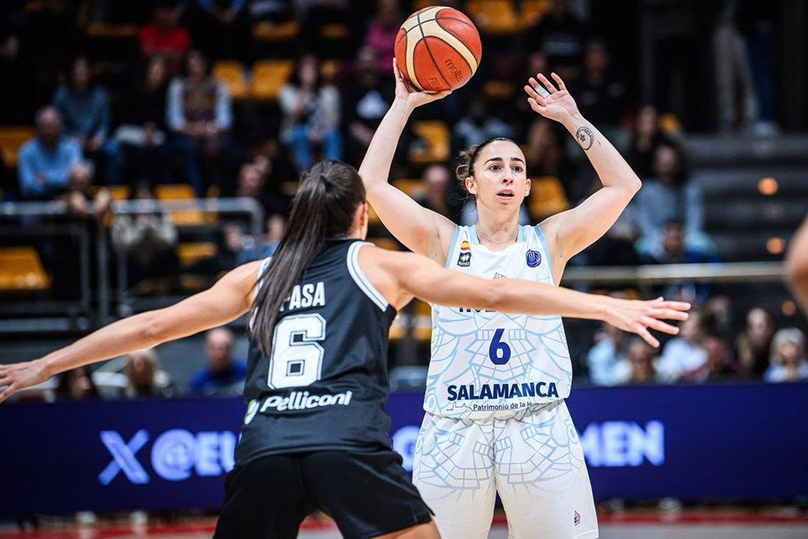 Silvia Domínguez busca una línea de pase ante la Virtus | FOTO EUROLEAGUE WOMEN