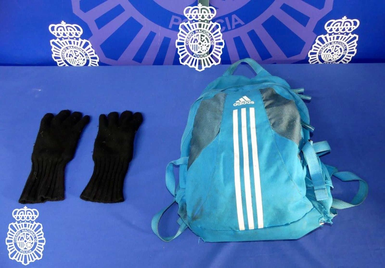 MOCHILA Y GUANTES DETENIDO. PRENSA