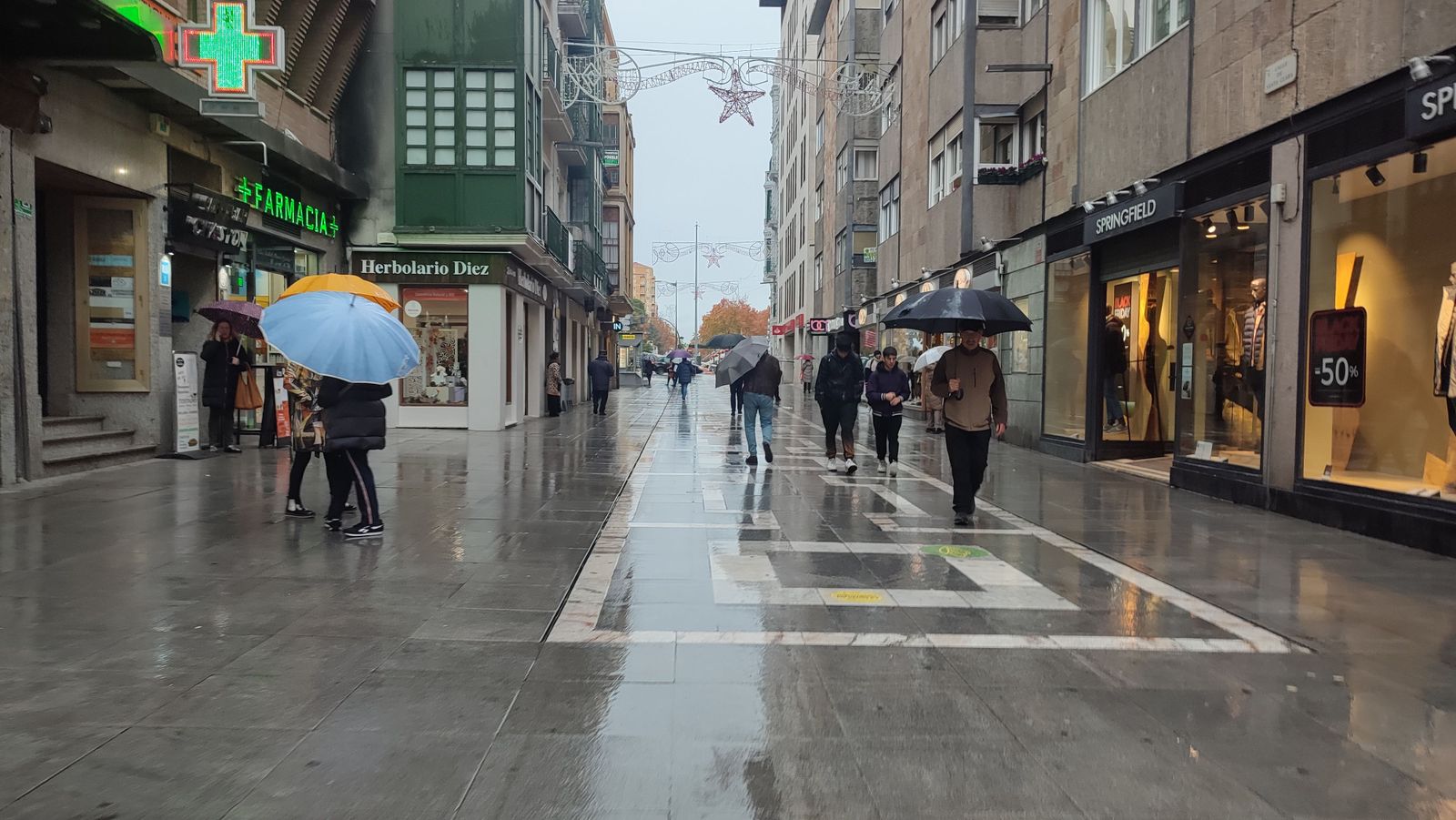 Ciudadanos por Santa Clara con paraguas. Lluvia.