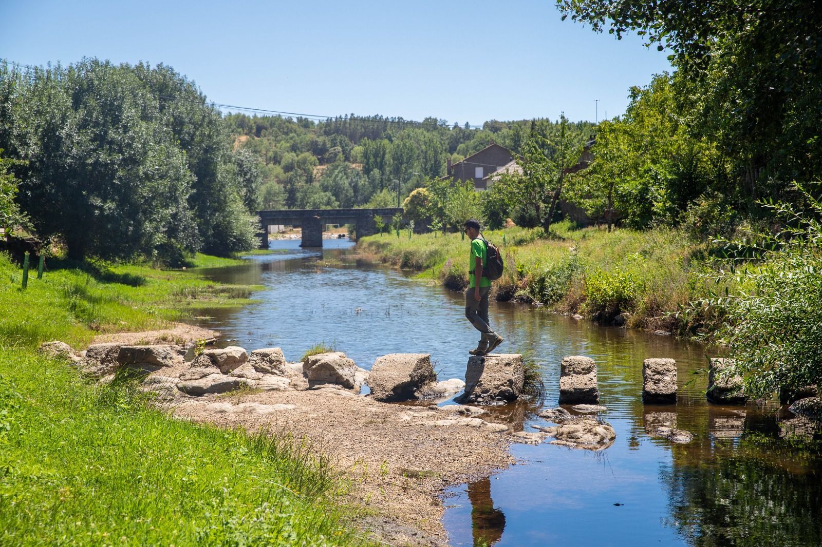 Un senderista realizando una parte del trazado de La Gran Ruta de los Molinos y Lameiros