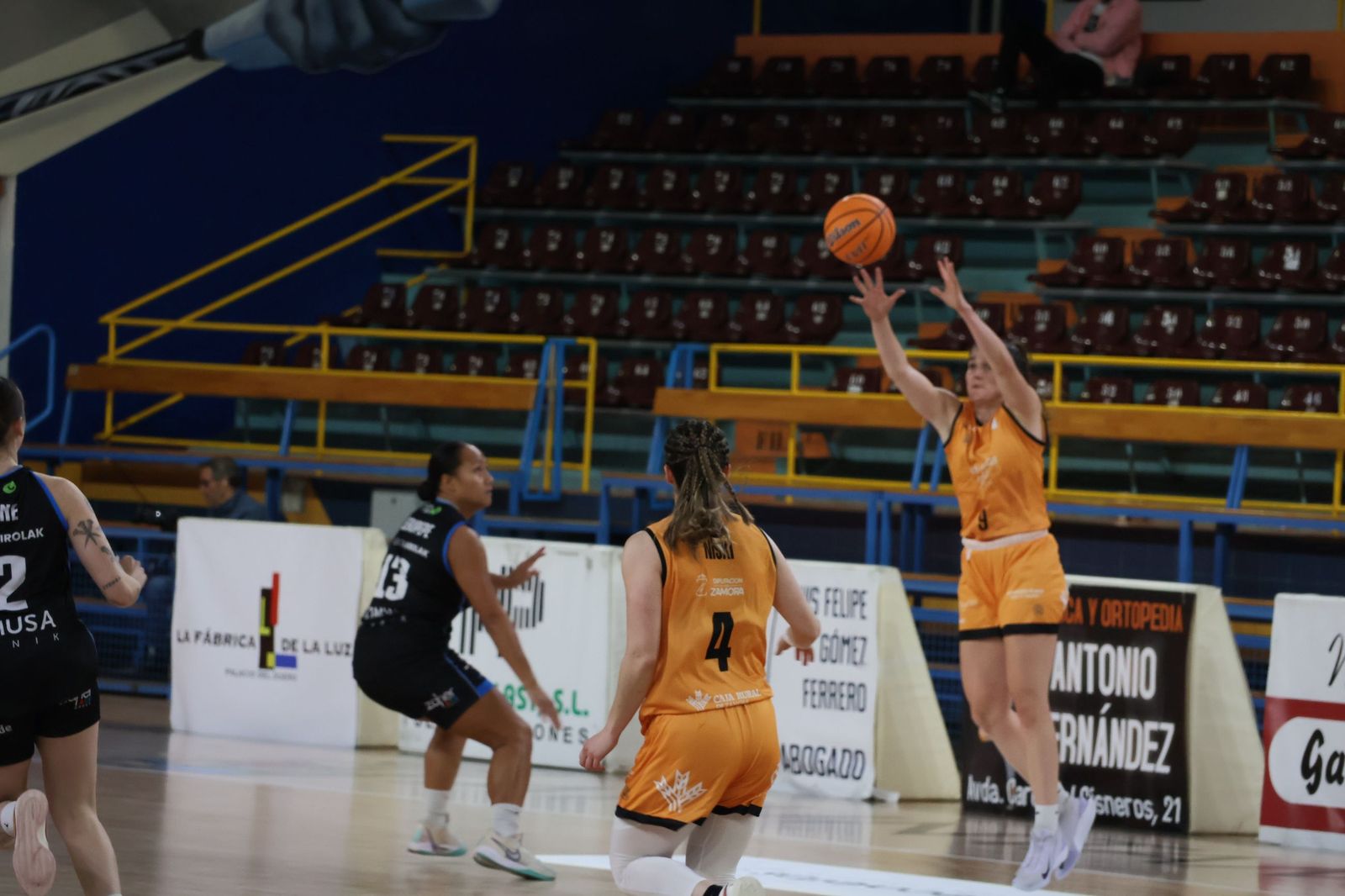 GALERÍA | Encuentro muy ajustado entre el Zamarat y el Domusa Teknik