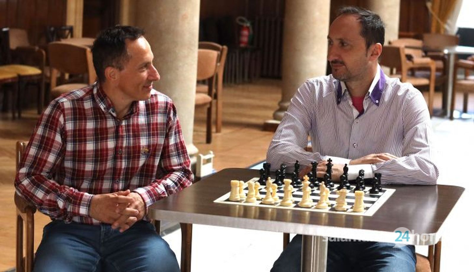 Amador González (izq.) y Veselin Topalov (dcha.)