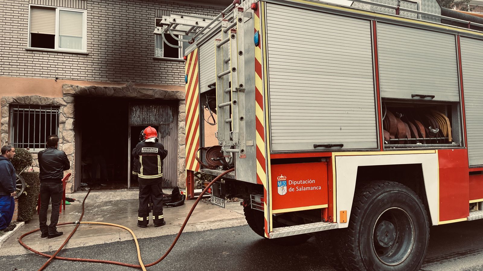 Los bomberos en una intervención en Santiago de la Puebla. ARCHIVO