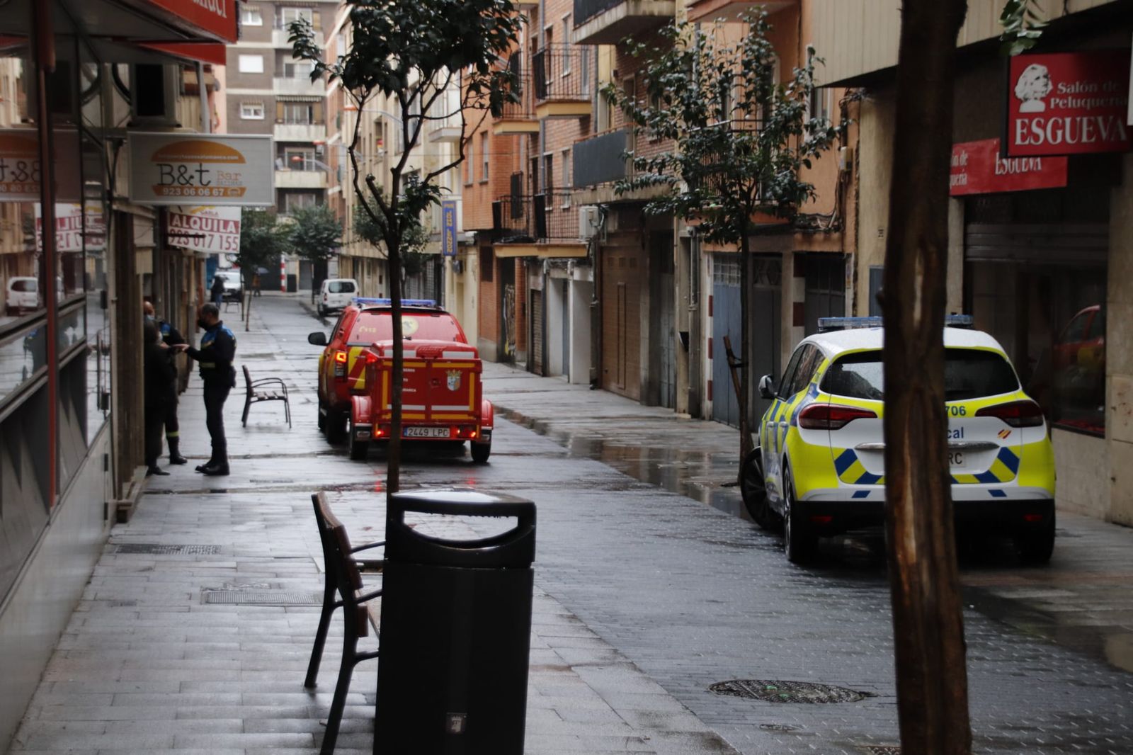 Bomberos y Policía Local achican agua de un garaje (3)