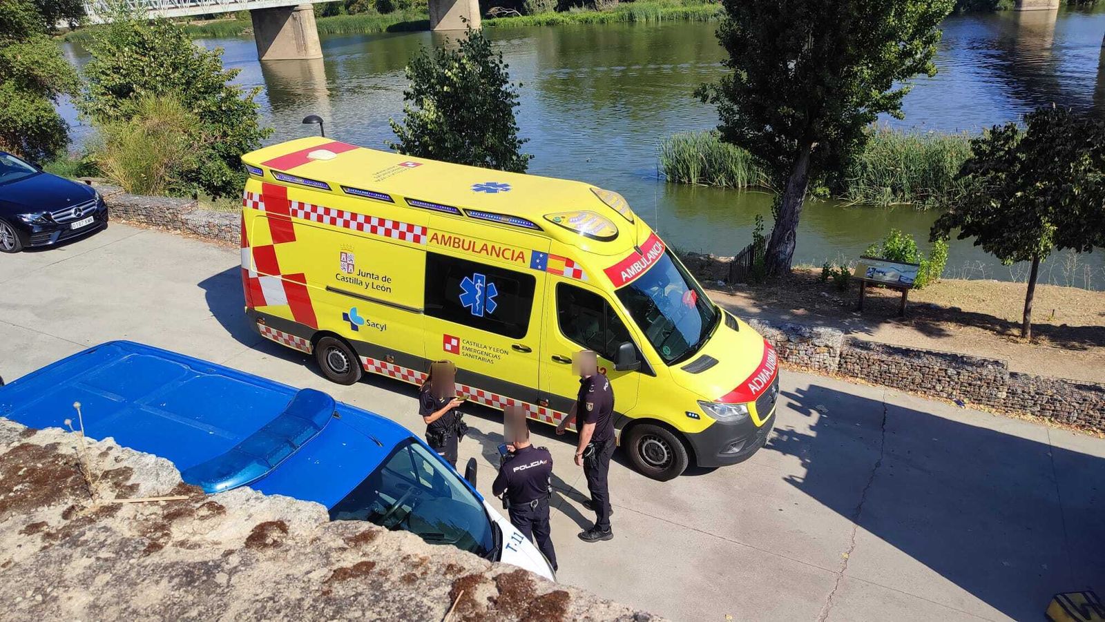 GALERÍA | Amplio despliegue de medios para rescatar a un hombre del río Duero en Zamora capital
