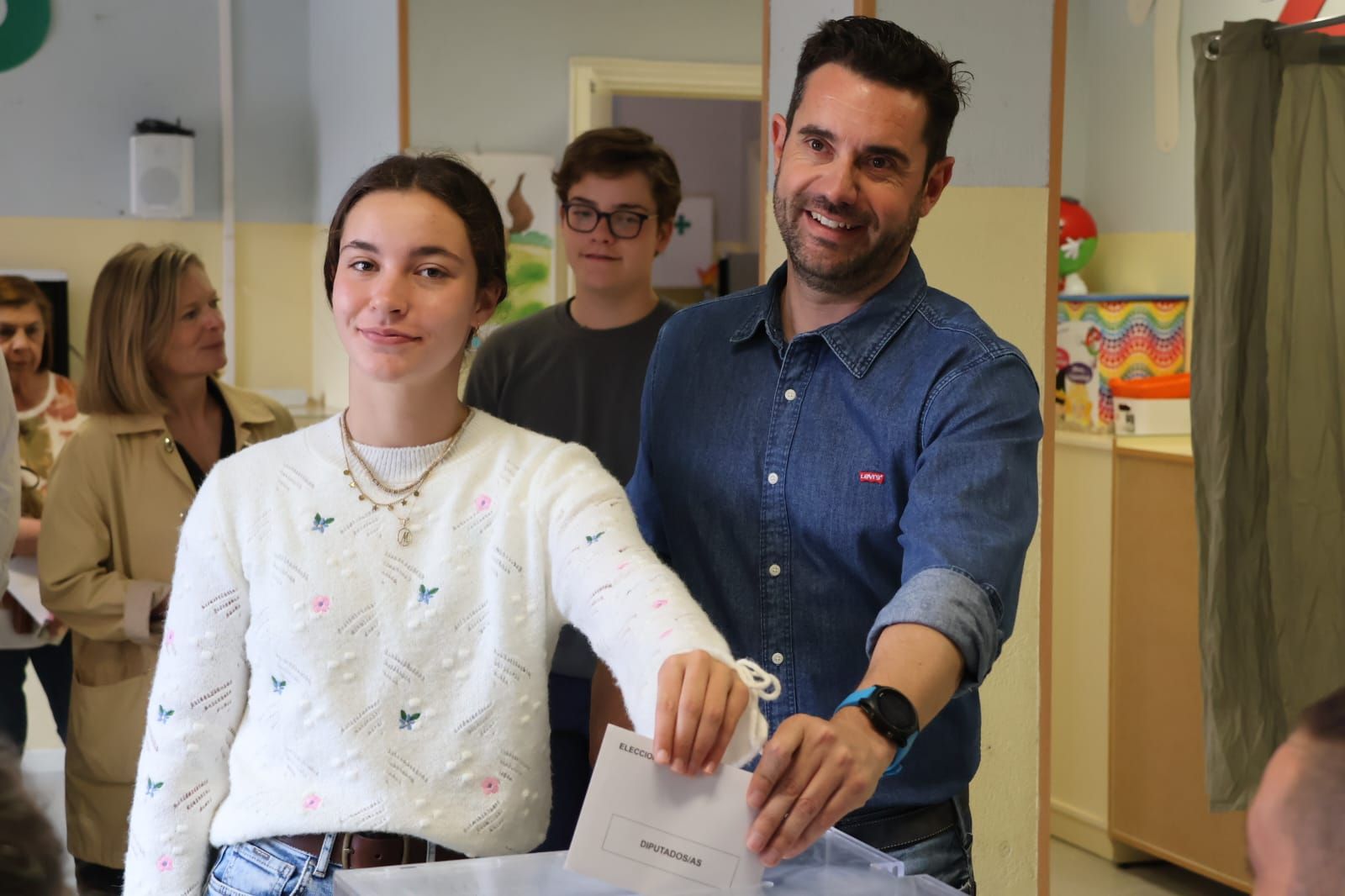 Antidio Fagúndez, secretario general del PSOE de Zamora, ejerce su derecho al voto.