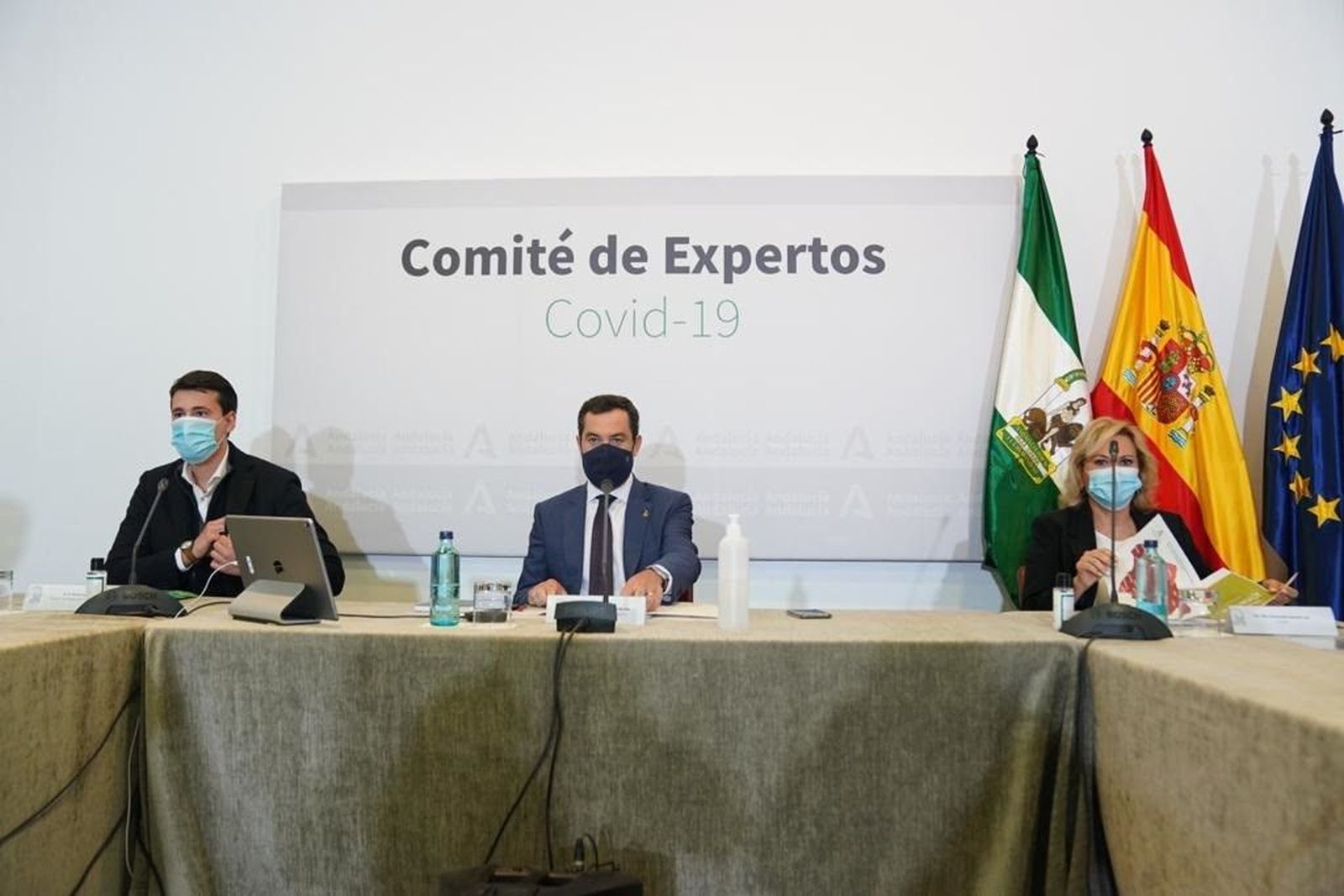 El presidente de la Junta de Andalucía, Juanma Moreno, preside la reunión del comité de expertos para la pandemia del Covid-19
